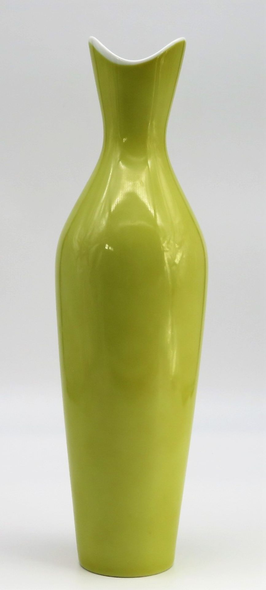 Designer Vase, Rosenthal, 1950er Jahre, Weißporzellan mit gelbem Überfang, schlanke, leicht gebauch