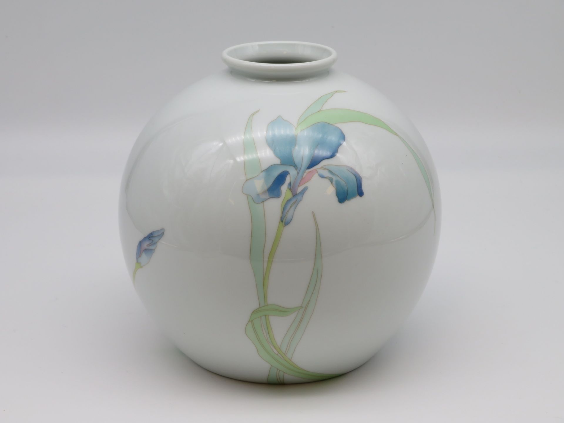 Vase, Limoges, Georges Boyer, kugelförmig gebaucht, Weißporzellan mit farbigem Dekor von Lilien, ge