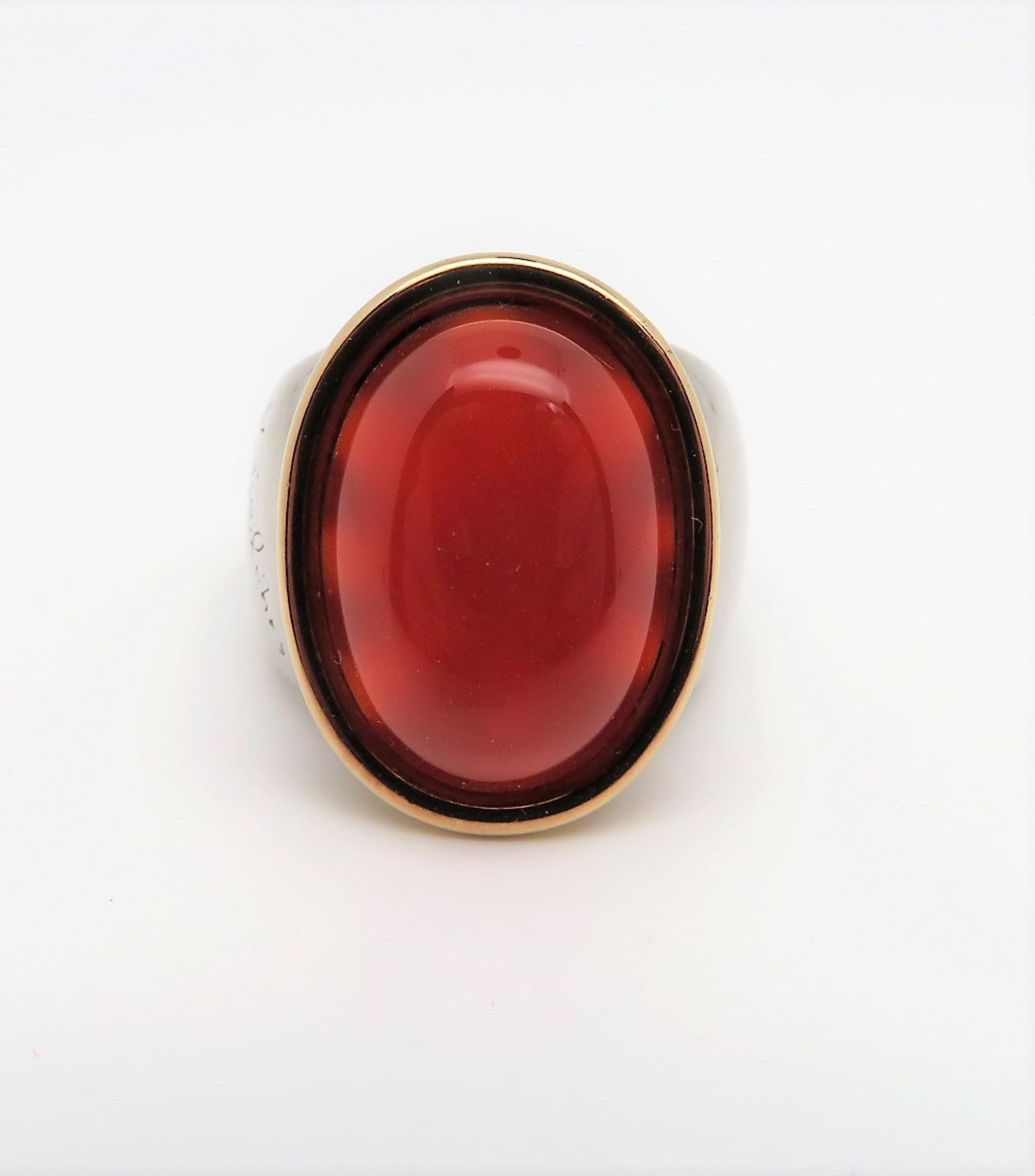 Designer Ring, Katja Lührs München, großer Karneol-Cabochon, gefasst in 18 karätigem Gelbgold, Fass - Bild 2 aus 2