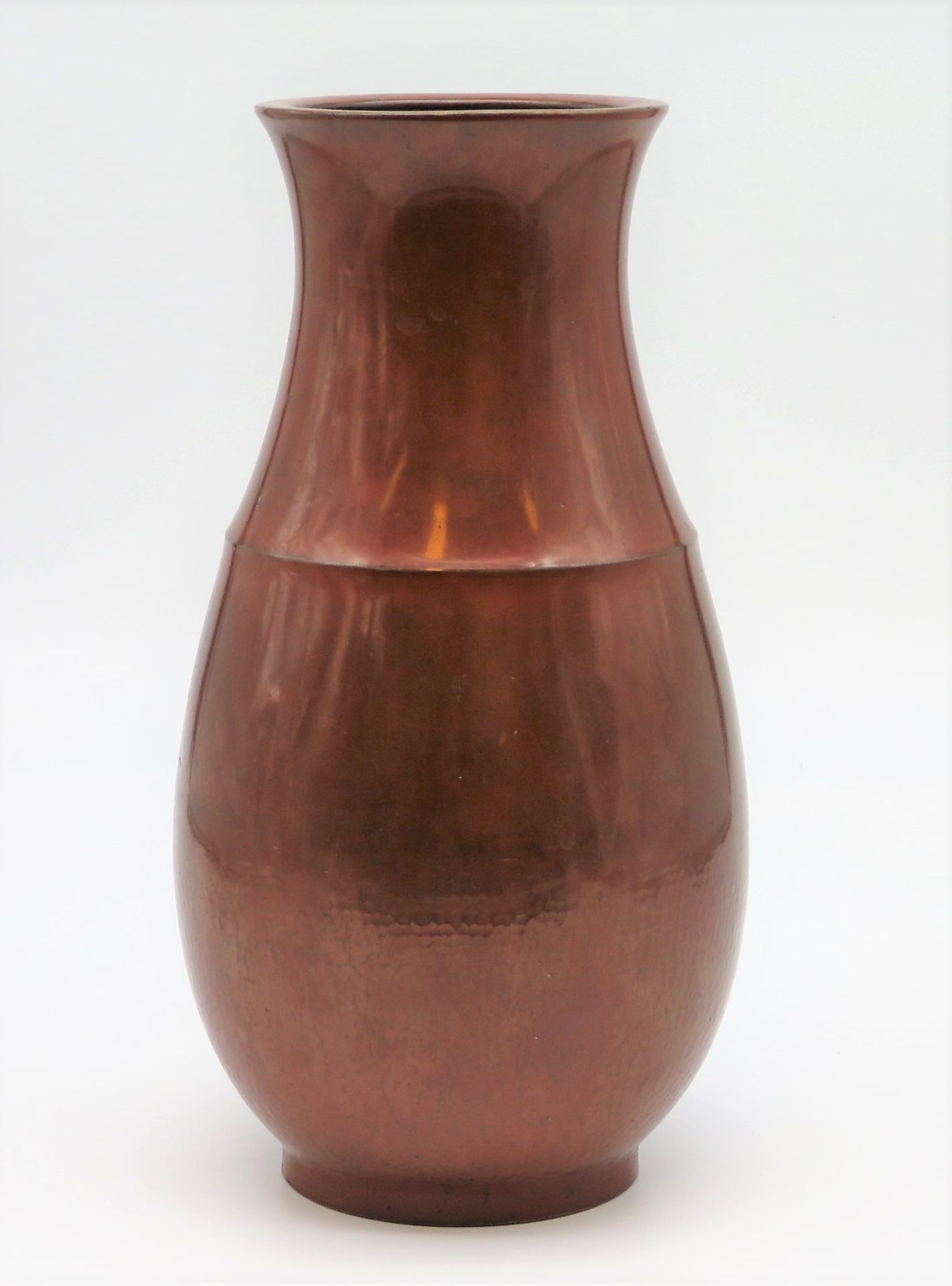 Vase, Japan, Meiji Periode, 1868 - 1912, Bronze mit rötlicher Patina, glatte Wandung mit Hammerschl