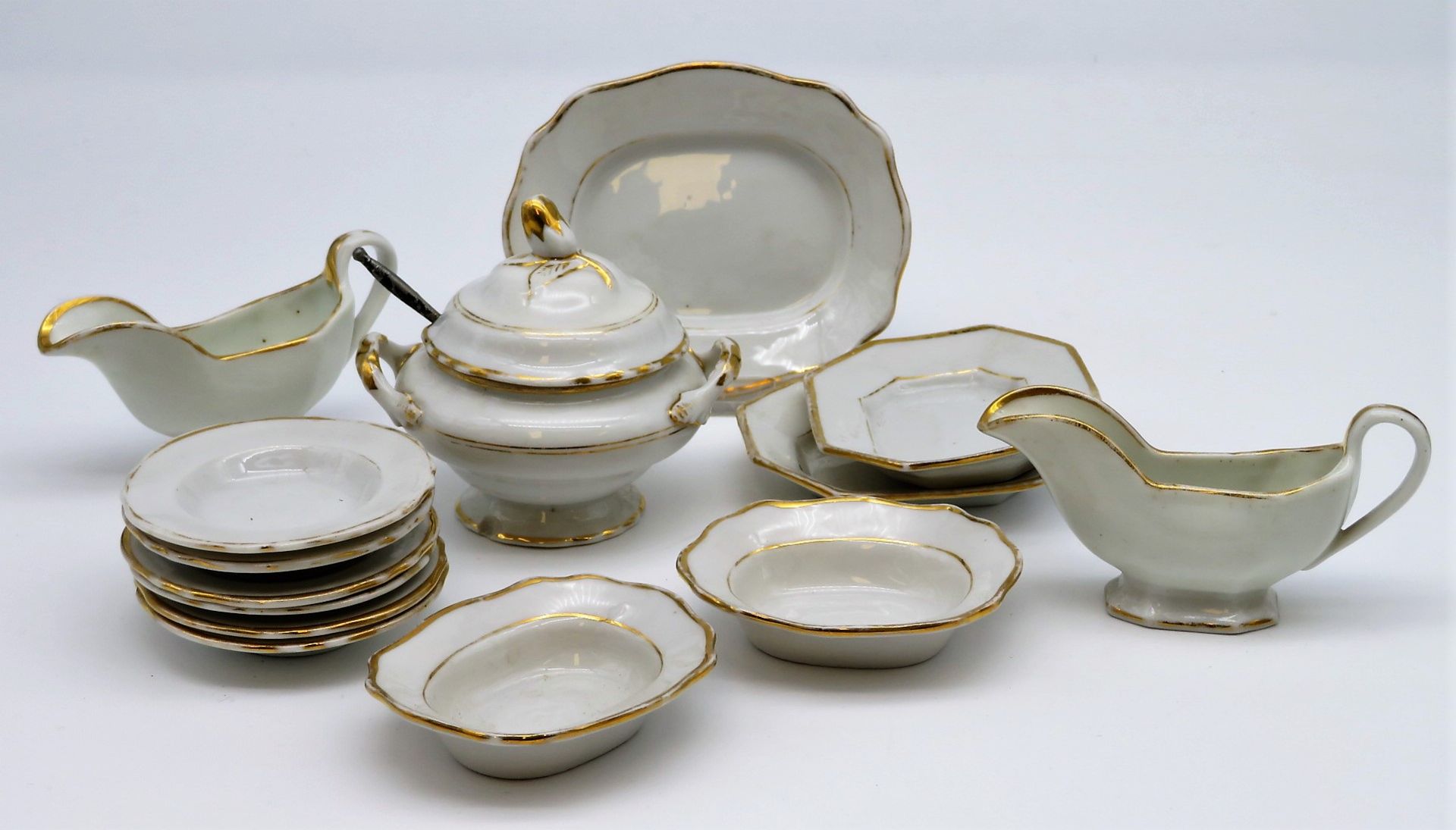 14 teiliges Puppenservice, Biedermeier, um 1850, Weißporzellan mit Goldbemalung, Terrine h 8,5 cm.