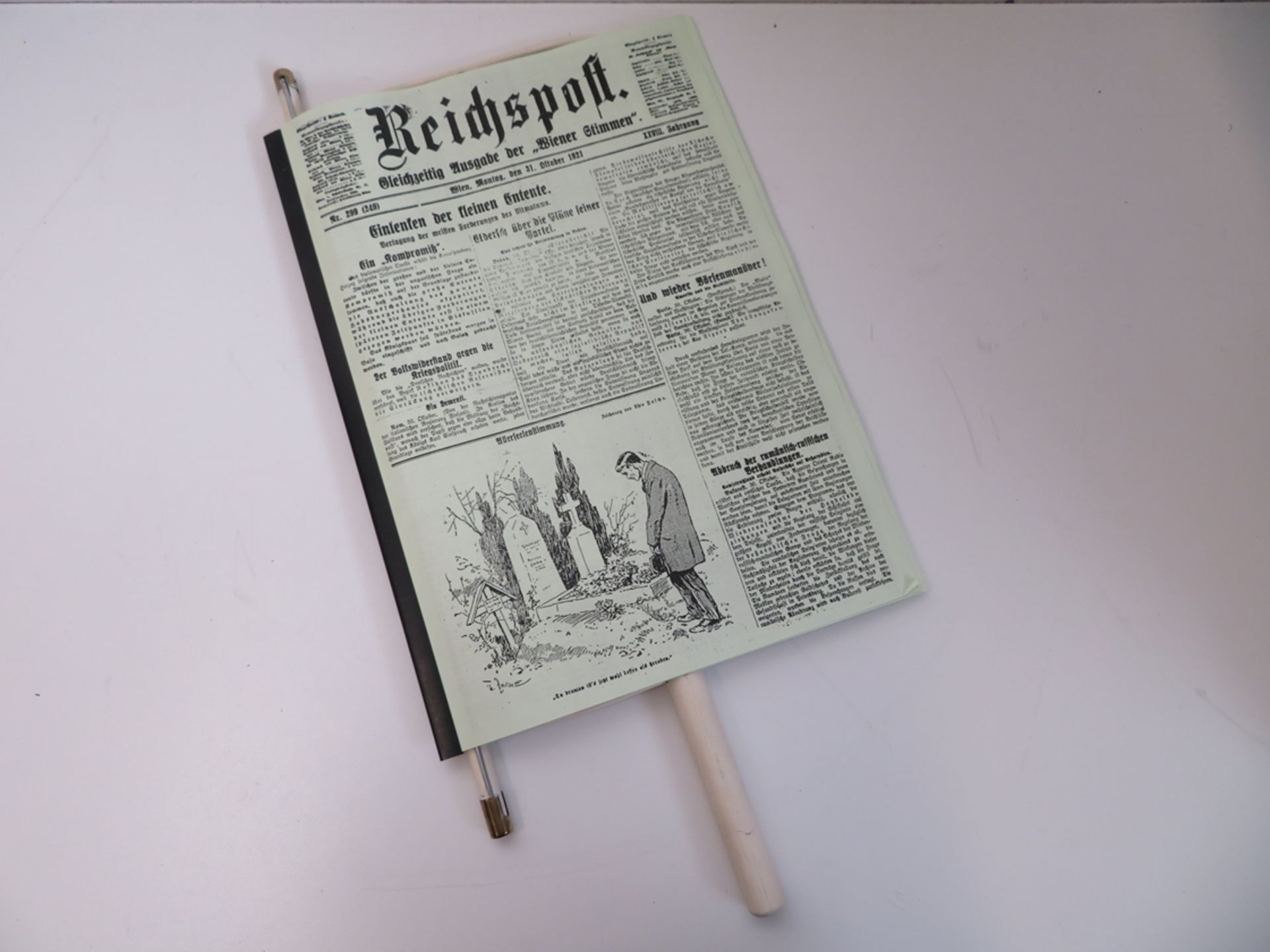 Zeitungshalter, 60 x 26 cm.