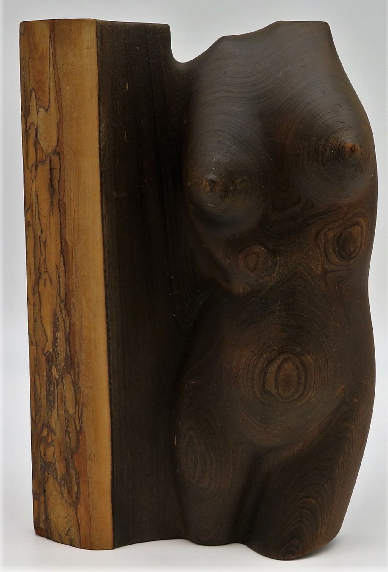Unbekannter Bildhauer, Weiblicher Torso, Holz geschnitzt, 28,5 x 19,5 x 6 cm.