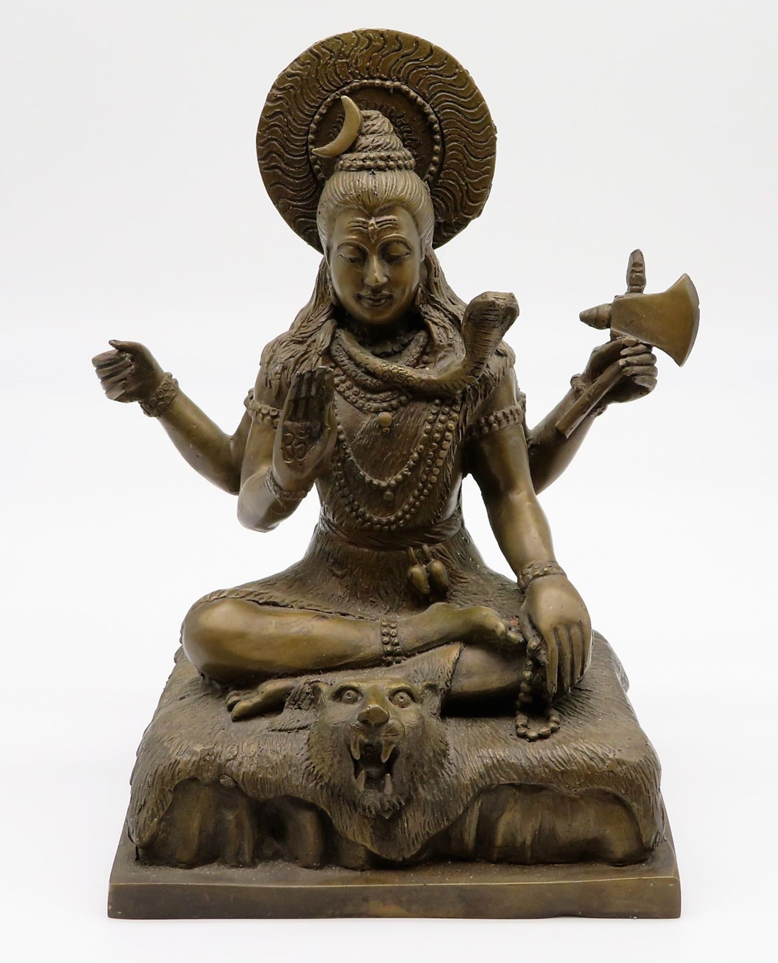 Sitzender Shiva mit Schlange auf Tiger- bzw. Löwenfell, wohl Indien, Bronze, 27 x 17 x 13 cm.