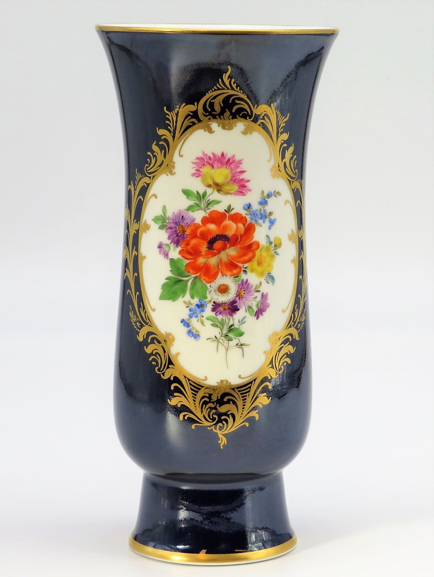 Vase, Meissen, Weißporzellan mit polychromer Blütenmalerei auf kobaltblauem Fond, Goldbemalung, unt