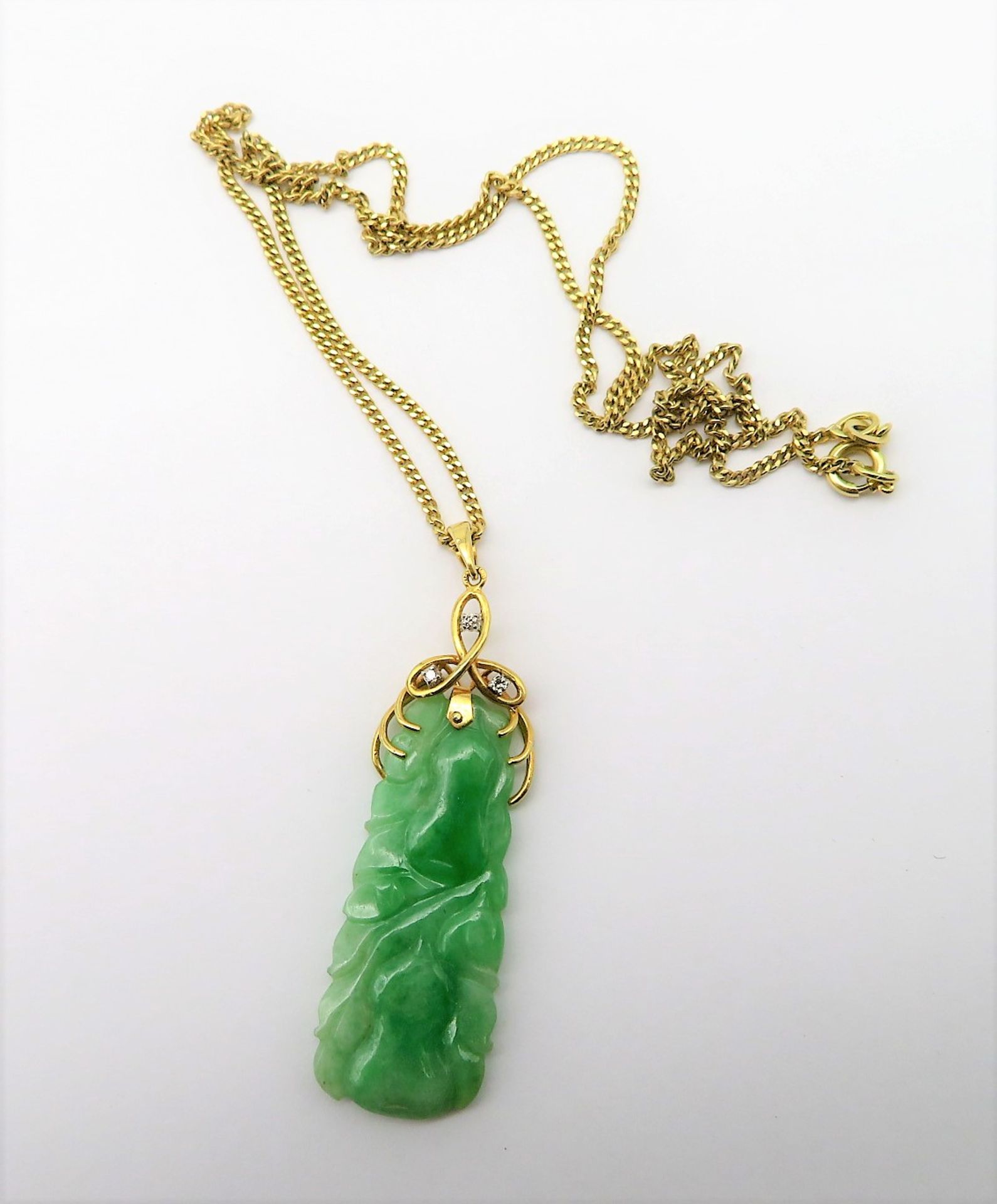 Anhänger an Flachpanzerkette, grünlich-weiße Jade feinst geschnitzt, 3 Diamanten, zus.ca. 0,06 ct,  - Bild 2 aus 3