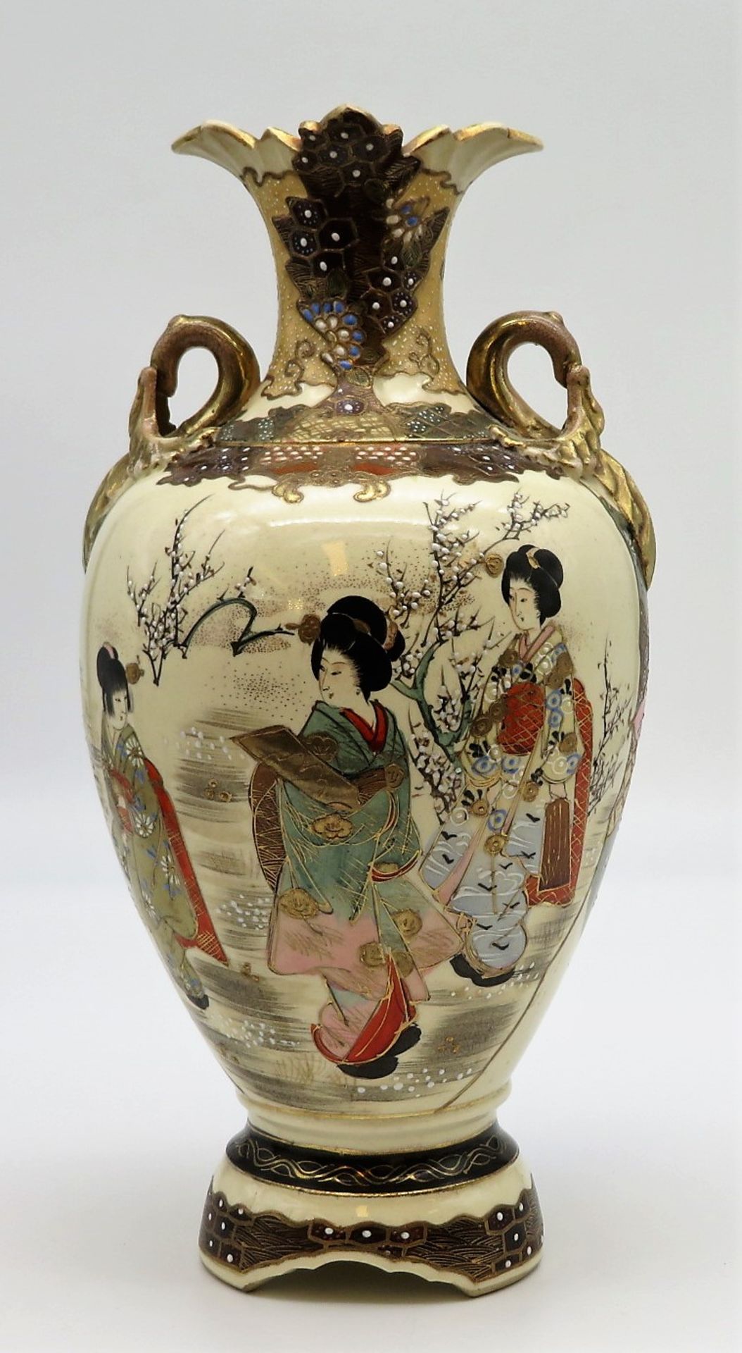 Henkelvase, Japan, Satzuma, 1. Hälfte 20. Jahrhundert, Porzellan mit polychromer und Goldbemalung v - Bild 2 aus 2