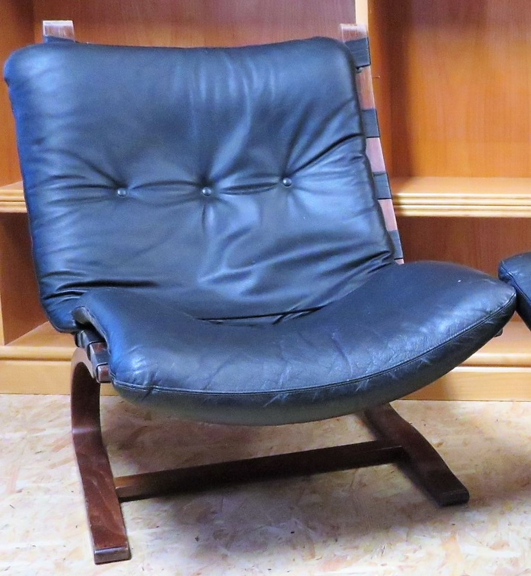 Loungechair, 1950/60er Jahre, Bugholz, schwarze Ledersitze, Gebrauchsspuren, 79 x 64 x 80 cm.
