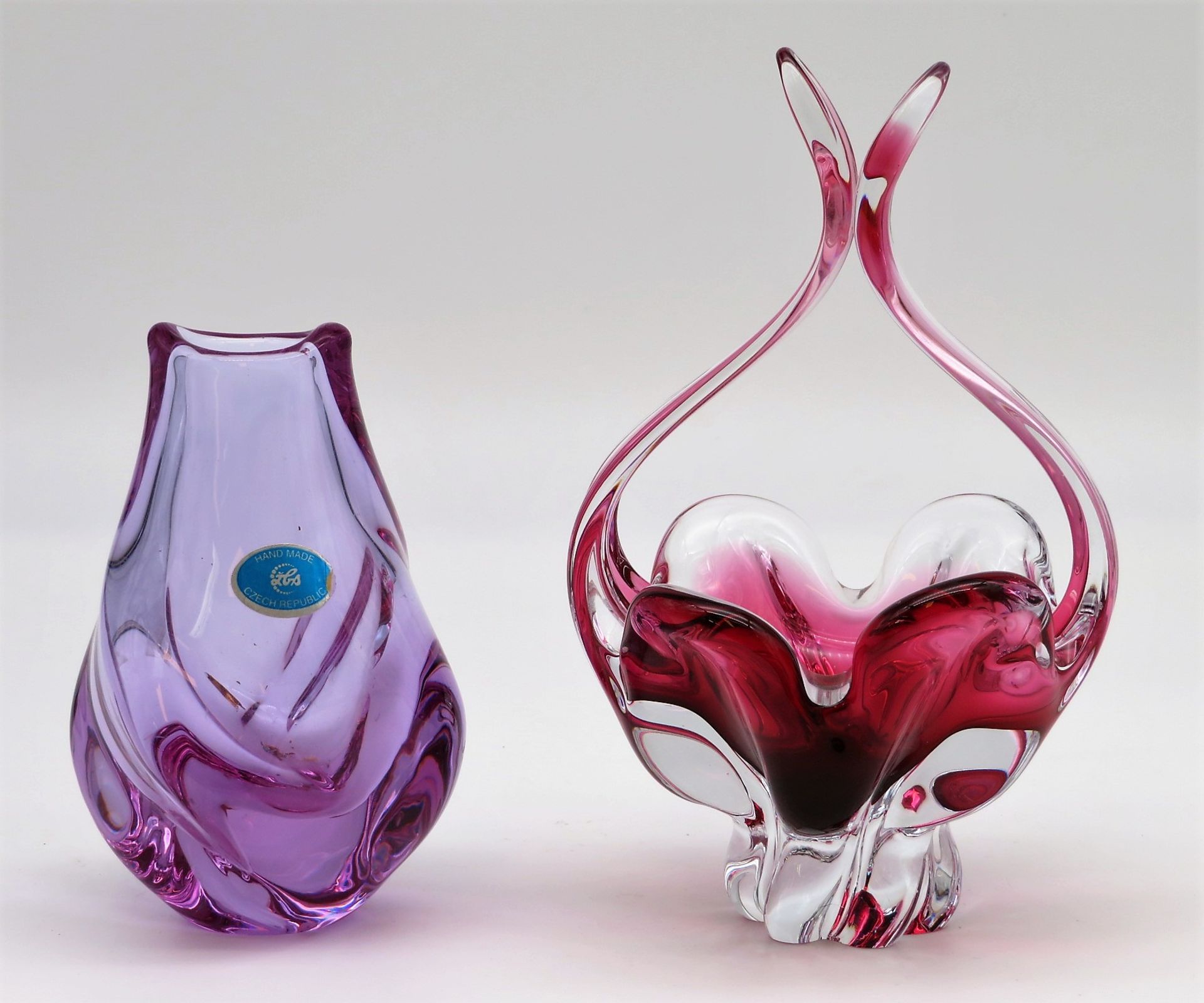 Henkelschale und Vase, 1950/60er Jahre, dickwandiges, eingefärbtes Glas, h 19/13,5 cm.