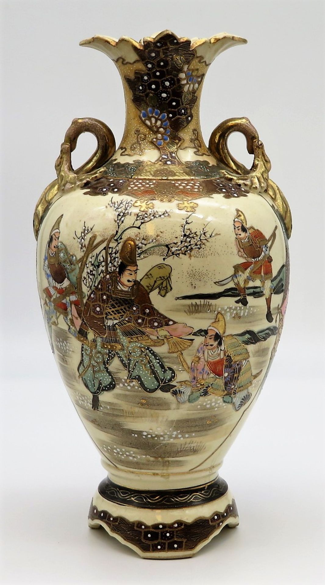 Henkelvase, Japan, Satzuma, 1. Hälfte 20. Jahrhundert, Porzellan mit polychromer und Goldbemalung v