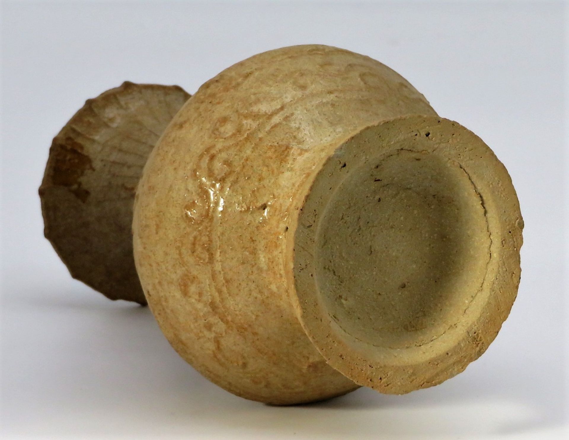 Antikes Gefäß, wohl Persien, Ton mit Reliefwandung, crèmefarbene Glasur, h 15 cm, d 9 cm. - Bild 2 aus 2