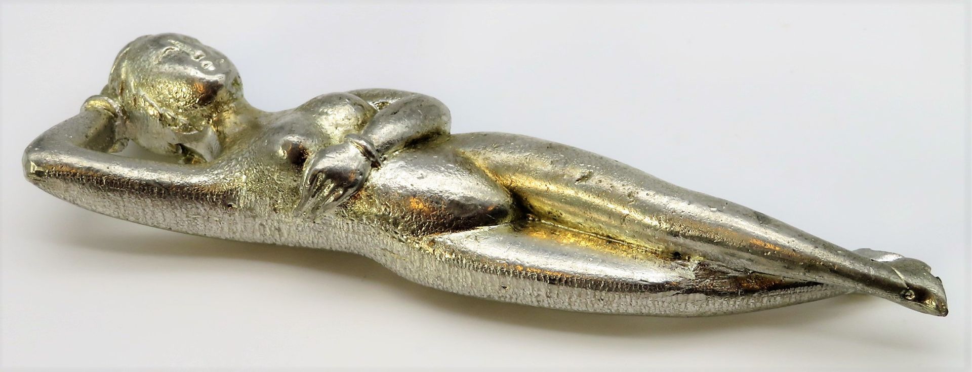 Doctor's Lady/Schmerzpuppe/Arztweibchen, China, Metall, Nachguss, 17 x 5 cm.