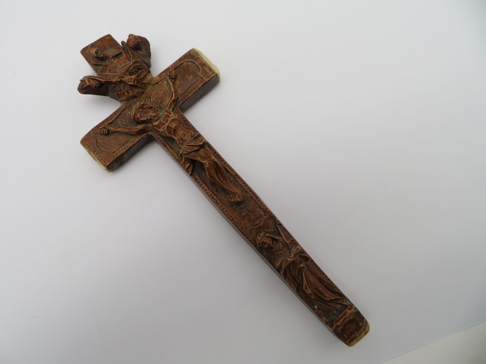 Reliquienkreuz, Süddeutsch, 1. Hälfte 19. Jahrhundert, Holz geschnitzt, Reliquien fehlen, 21 x 8,5 