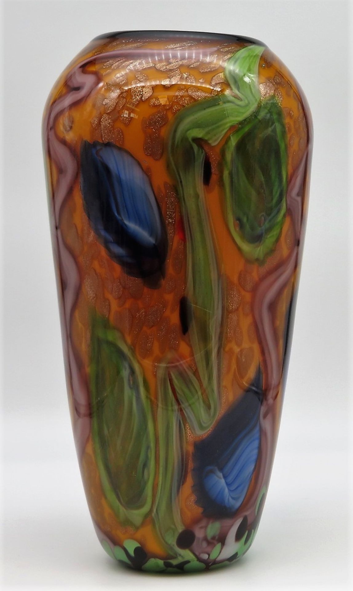 Große Designer-Vase, Italien, wohl Murano, dickwandiges, orangefarbiges Glas mit bläulichen, grünli - Bild 2 aus 2