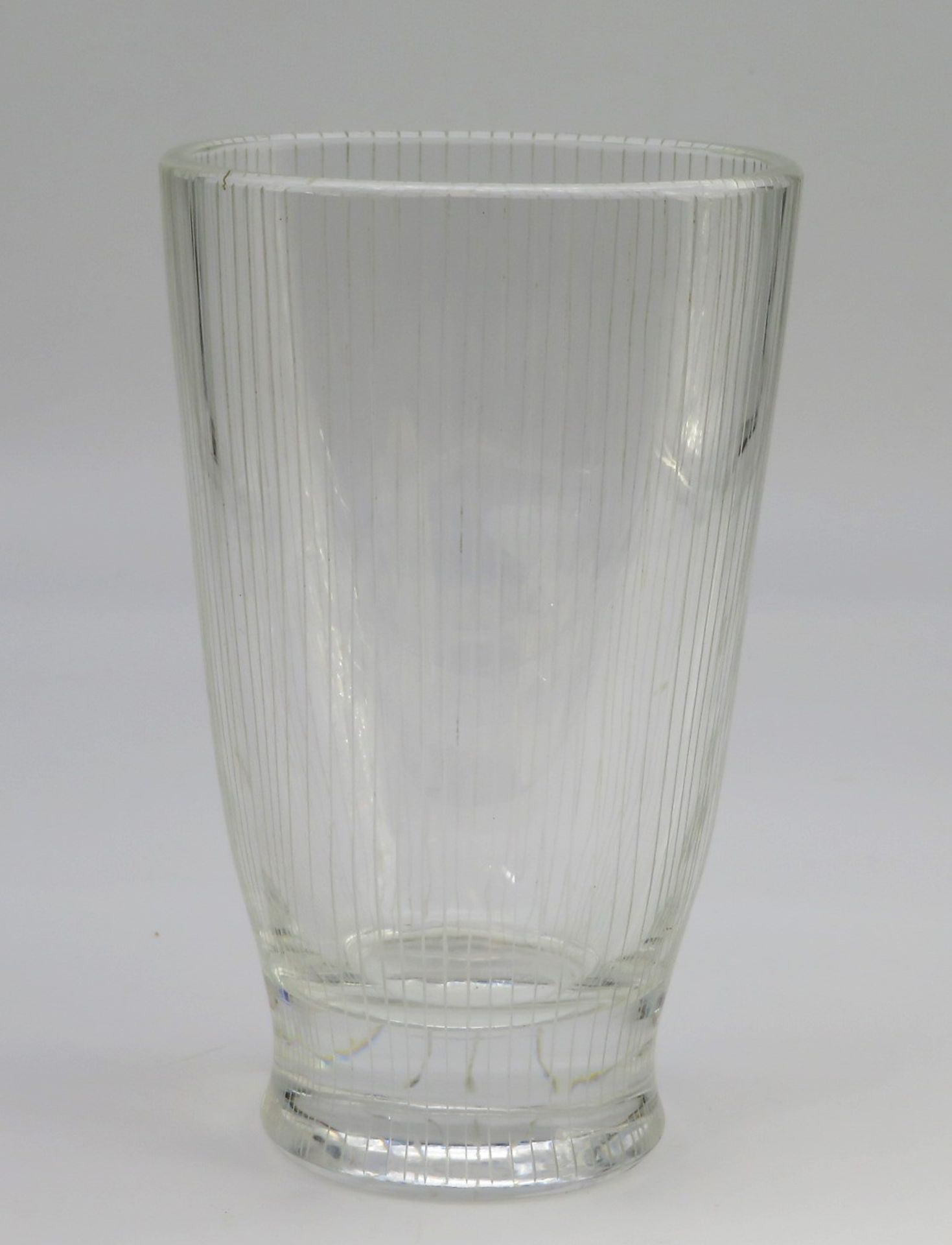 Designer Vase, 1960/70er Jahre, farbloses Glas mit Längsrillenschliff, h 19 cm, d 12 cm.