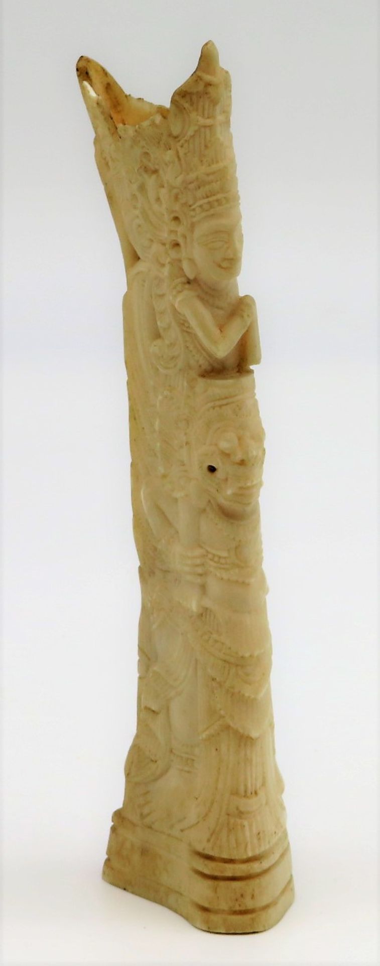 Schnitzerei, Indonesien, 19. Jahrhundert, Bein fein mit Gottheiten geschnitzt, 2 x min.best., h 16 