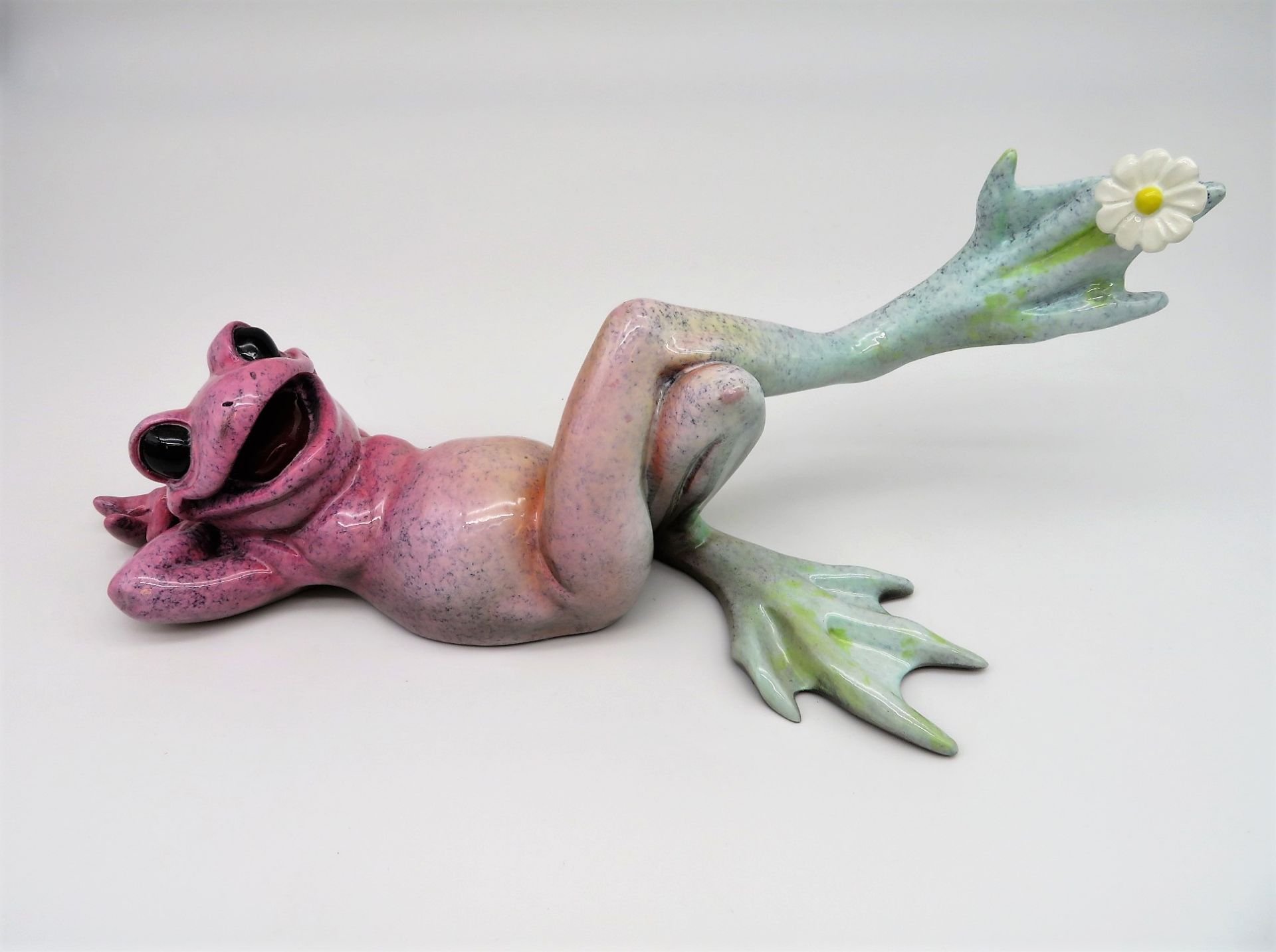 Liegender Frosch, gem. "Hottie Kitty's Critters 2006", 12 x 32 x 10,5 cm.