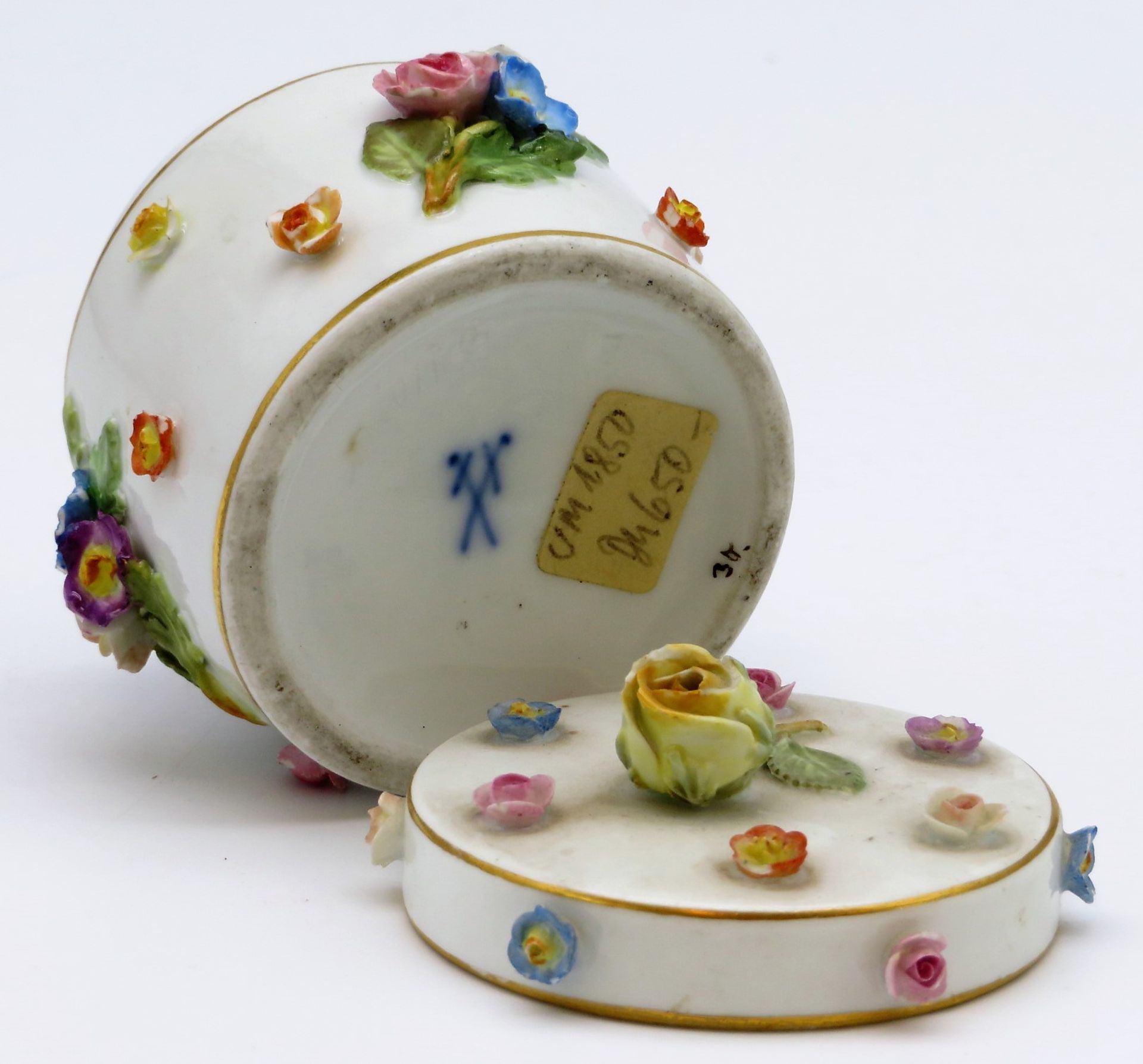 Deckeldose, Meissen, um 1850, Weißporzellan mit polychromer Blütenbemalung und aufgesetzten Blüten, - Bild 2 aus 2