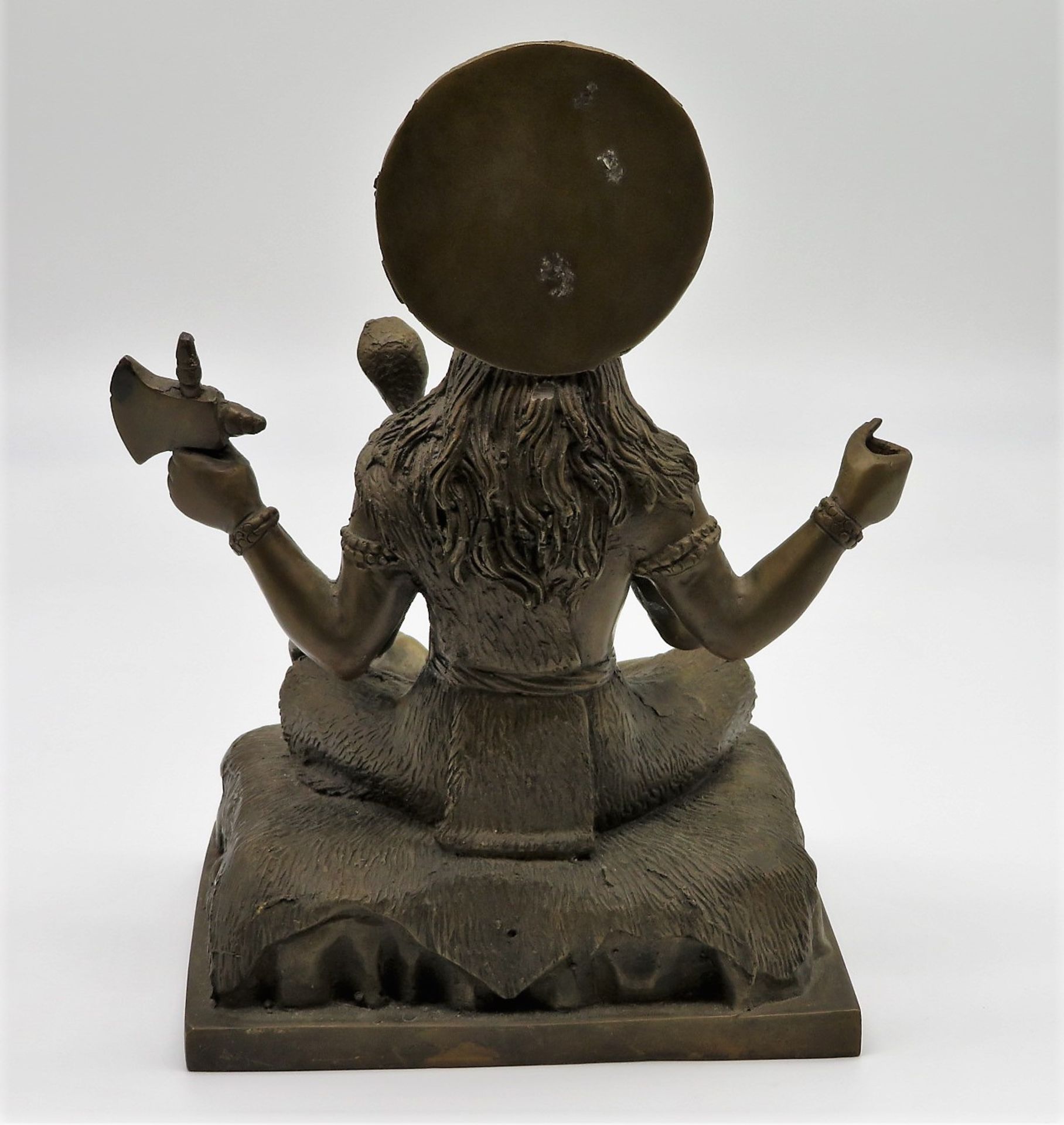 Sitzender Shiva mit Schlange auf Tiger- bzw. Löwenfell, wohl Indien, Bronze, 27 x 17 x 13 cm. - Bild 2 aus 2