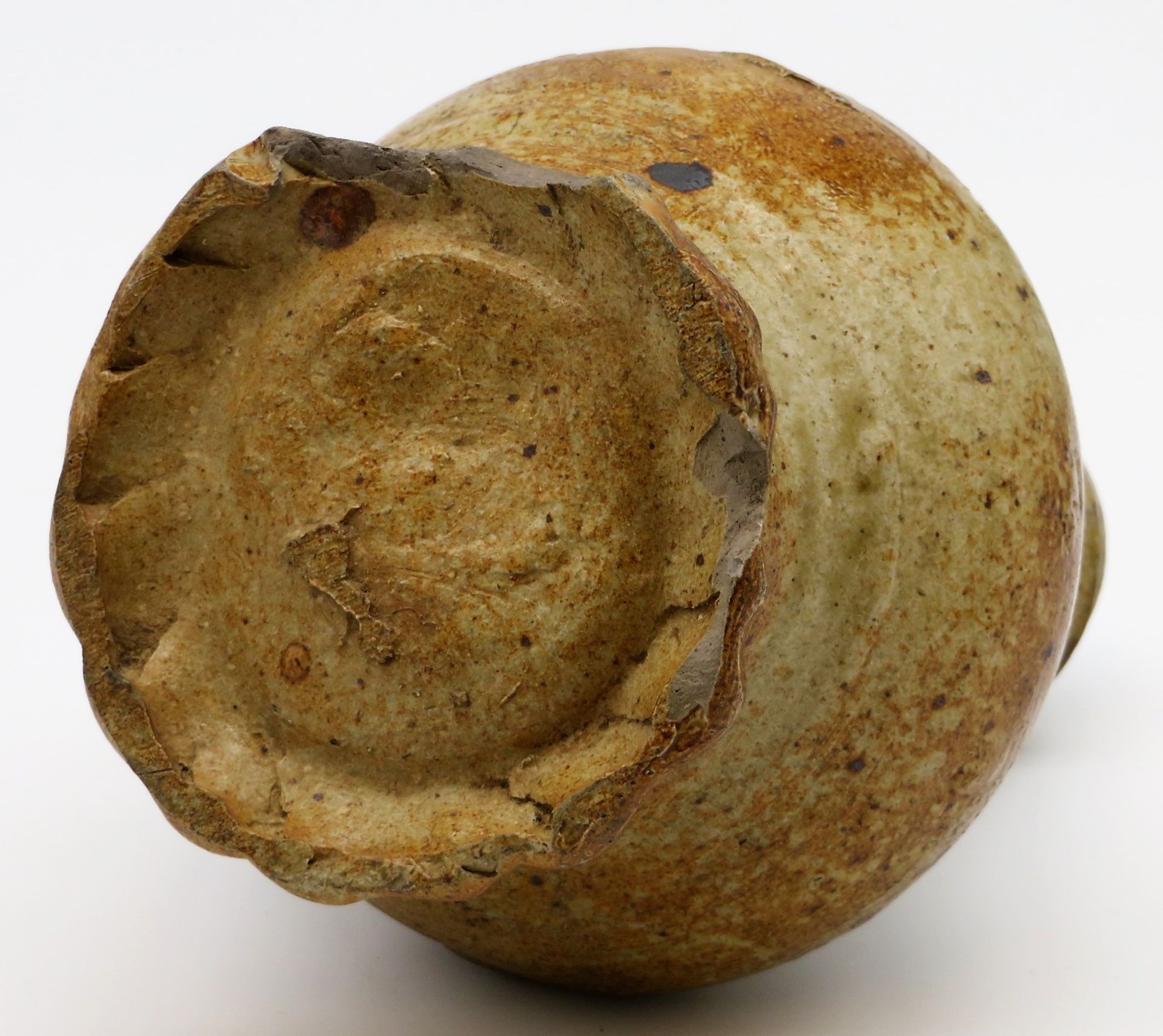 Antiker Henkelkrug, wohl Rheinland, 15./16. Jahrhundert, Steinzeug mit beige-bräunlicher Glasur, al - Bild 3 aus 3