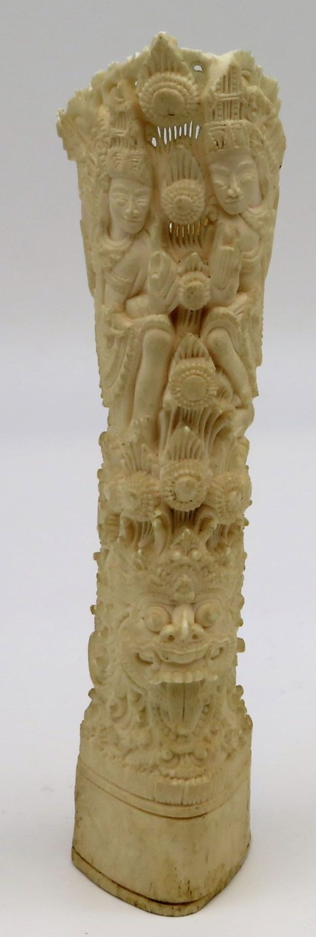 Schnitzerei, Indonesien, um 1900, Bein fein geschnitzt mit diversen hinduistischen Gottheiten, klei