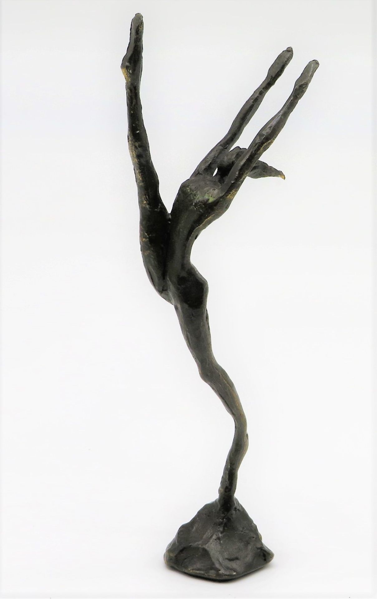 Unbekannter Bildhauer, "Akrobatin", Bronze, 15,2 x 5,4 x 2 cm.