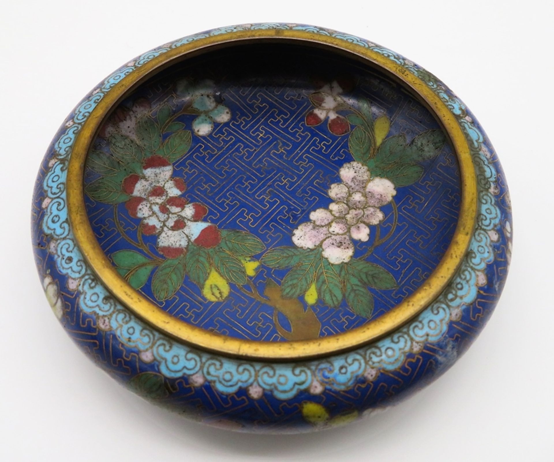 Cloisonné Schale, China, farbiger Zellenschmelz, h 5 cm, d 14,5 cm. - Bild 2 aus 2