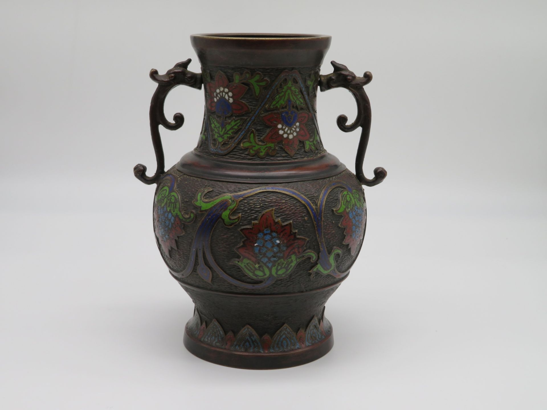 Cloisonné Henkelvase, China, um 1900, farbiger Zellenschmelz, h 24,5 cm, d 20 cm.