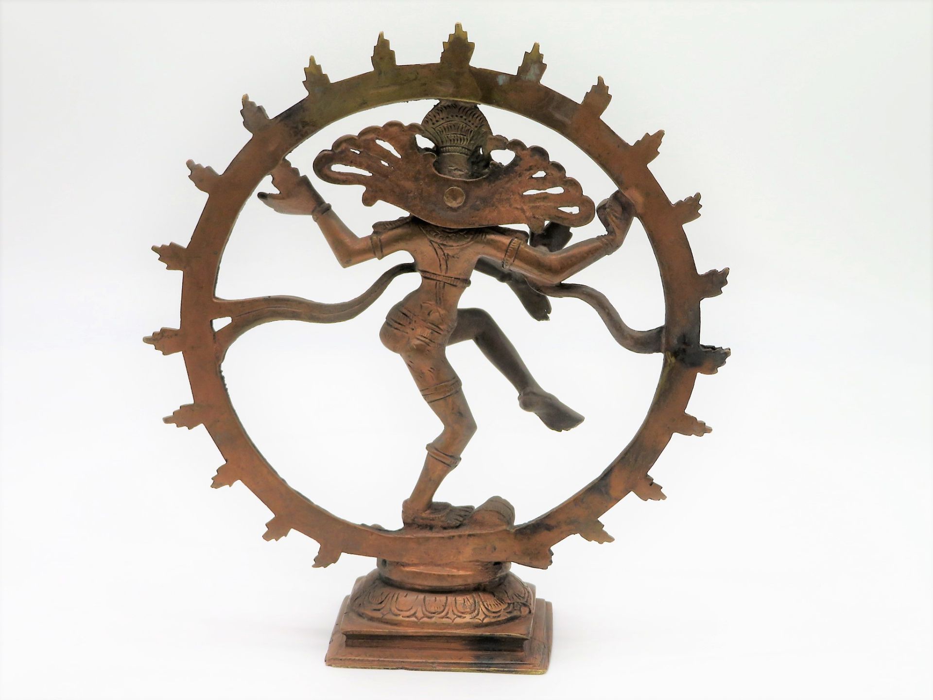 Tanzender Shiva Nataraja im Feuerkreis, wohl Indien/Nepal, Bronze, 23 x 20 x 7 cm. - Bild 2 aus 2