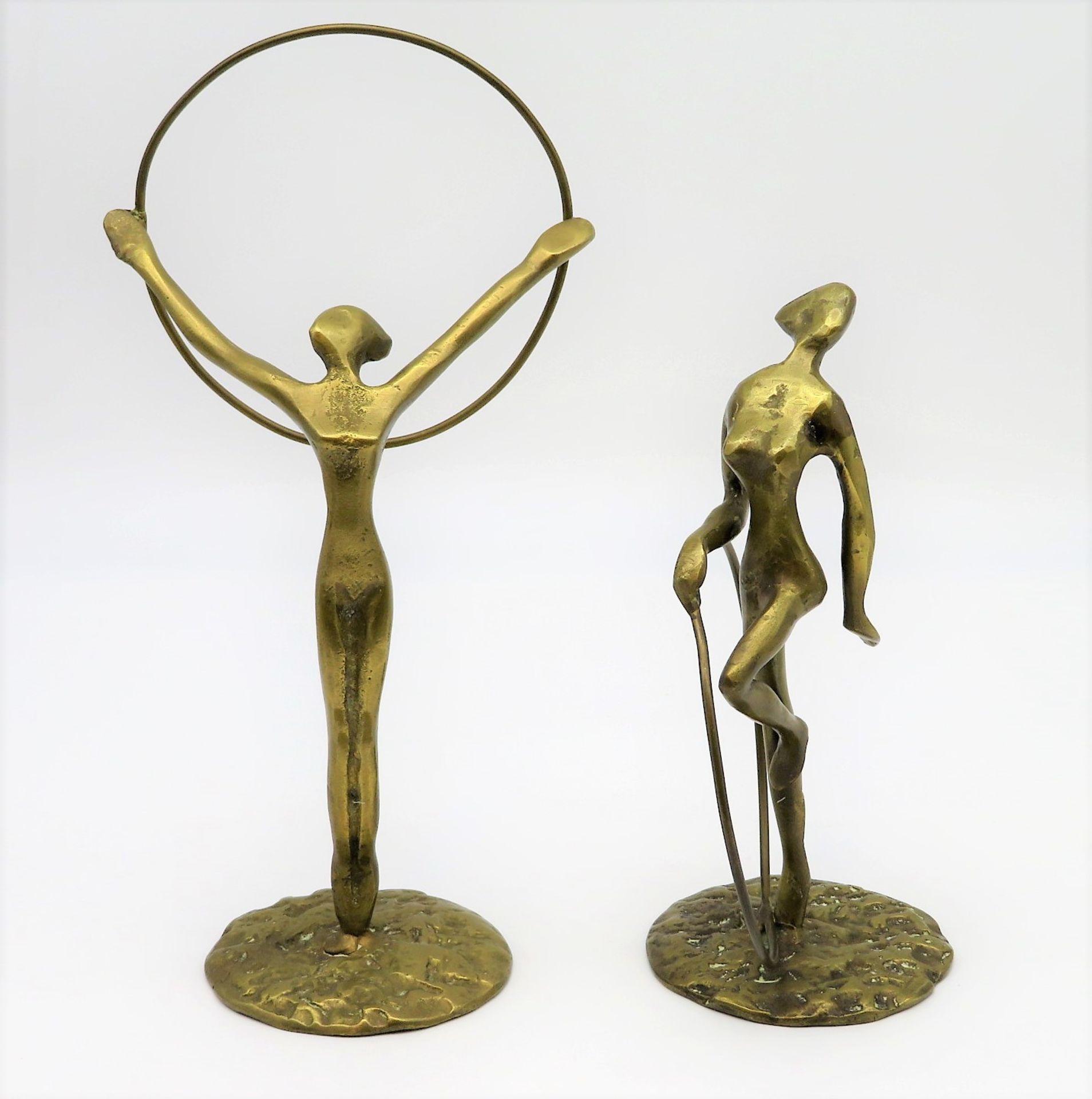 Unbekannt, 2 Turnerinnen mit Ringen, Bronze, h 20,5/28 cm.