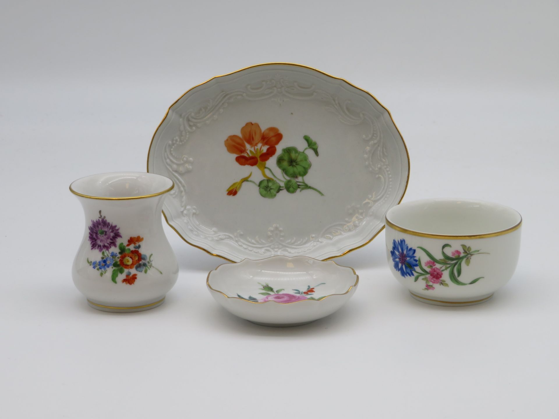 4 teiliges Konvolut, Vase und 3 Schalen, Meissen, Weißporzellan mit polychromer Blütenmalerei, unte