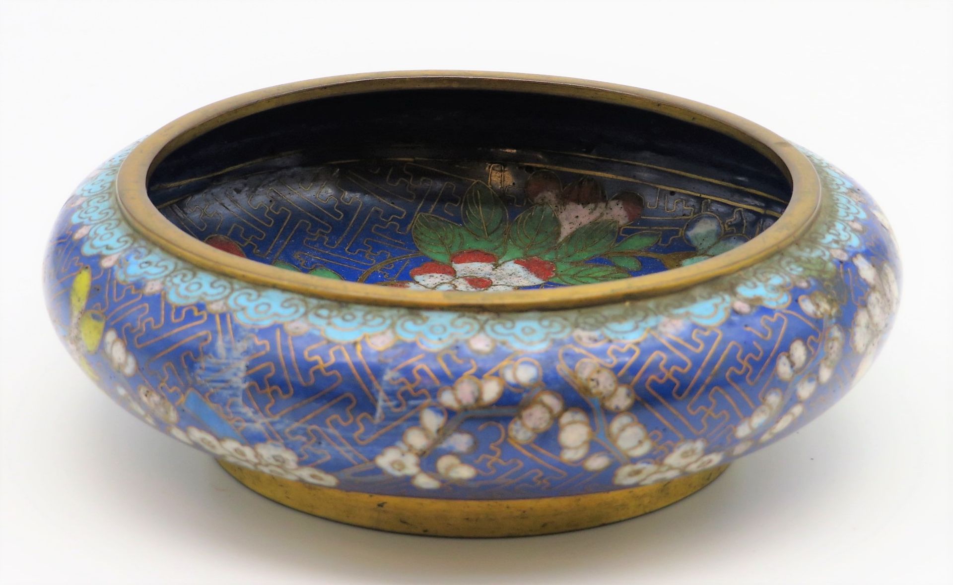 Cloisonné Schale, China, farbiger Zellenschmelz, h 5 cm, d 14,5 cm.