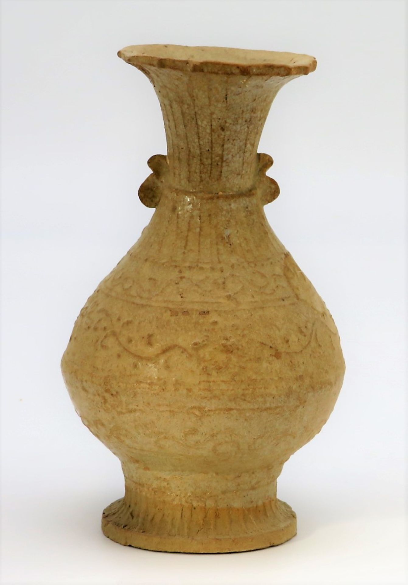 Antikes Gefäß, wohl Persien, Ton mit Reliefwandung, crèmefarbene Glasur, h 15 cm, d 9 cm.