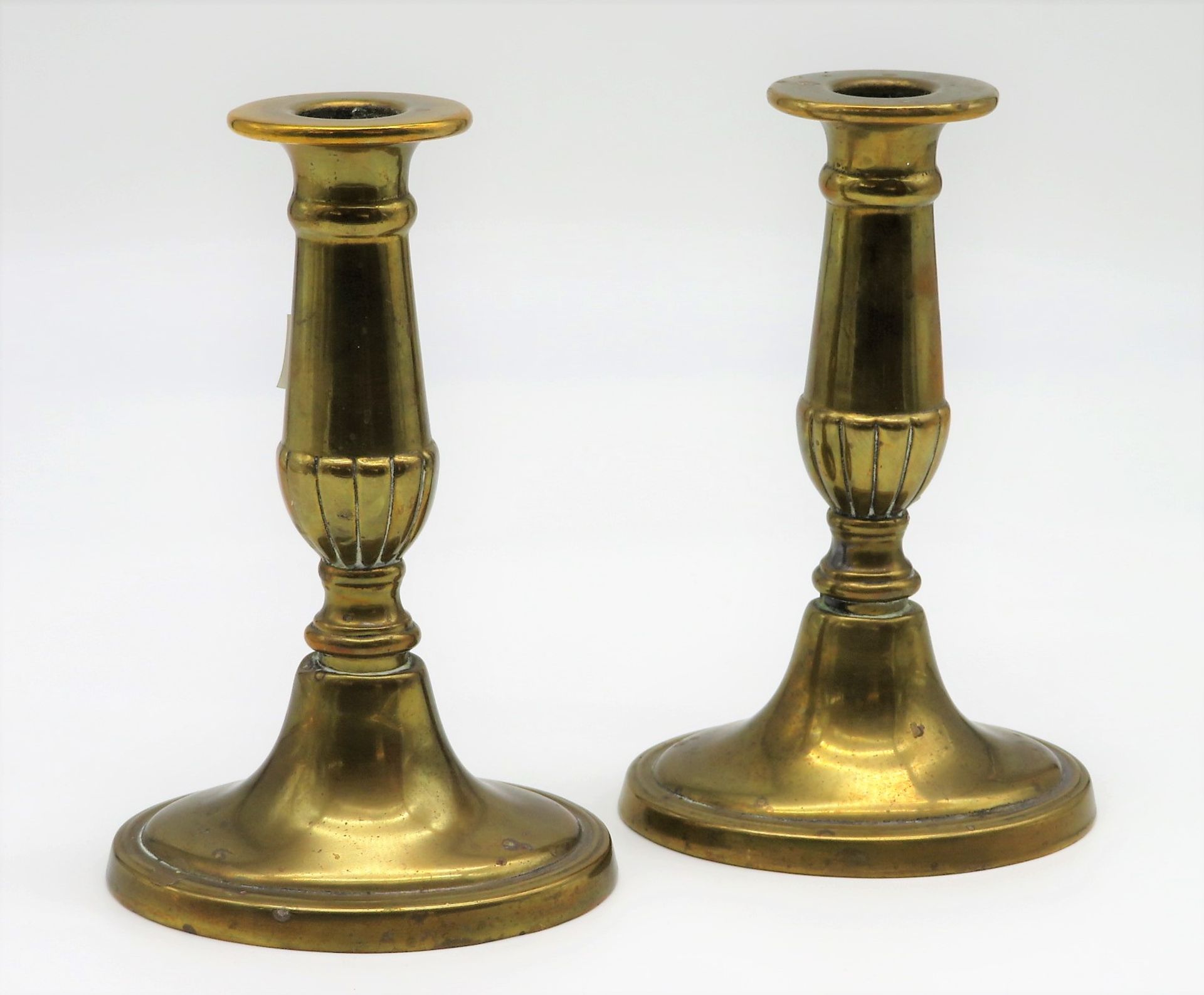 2 Kerzenleuchter, England, 19. Jahrhundert, Messing, h 16,5 cm, d 11,5 cm.
