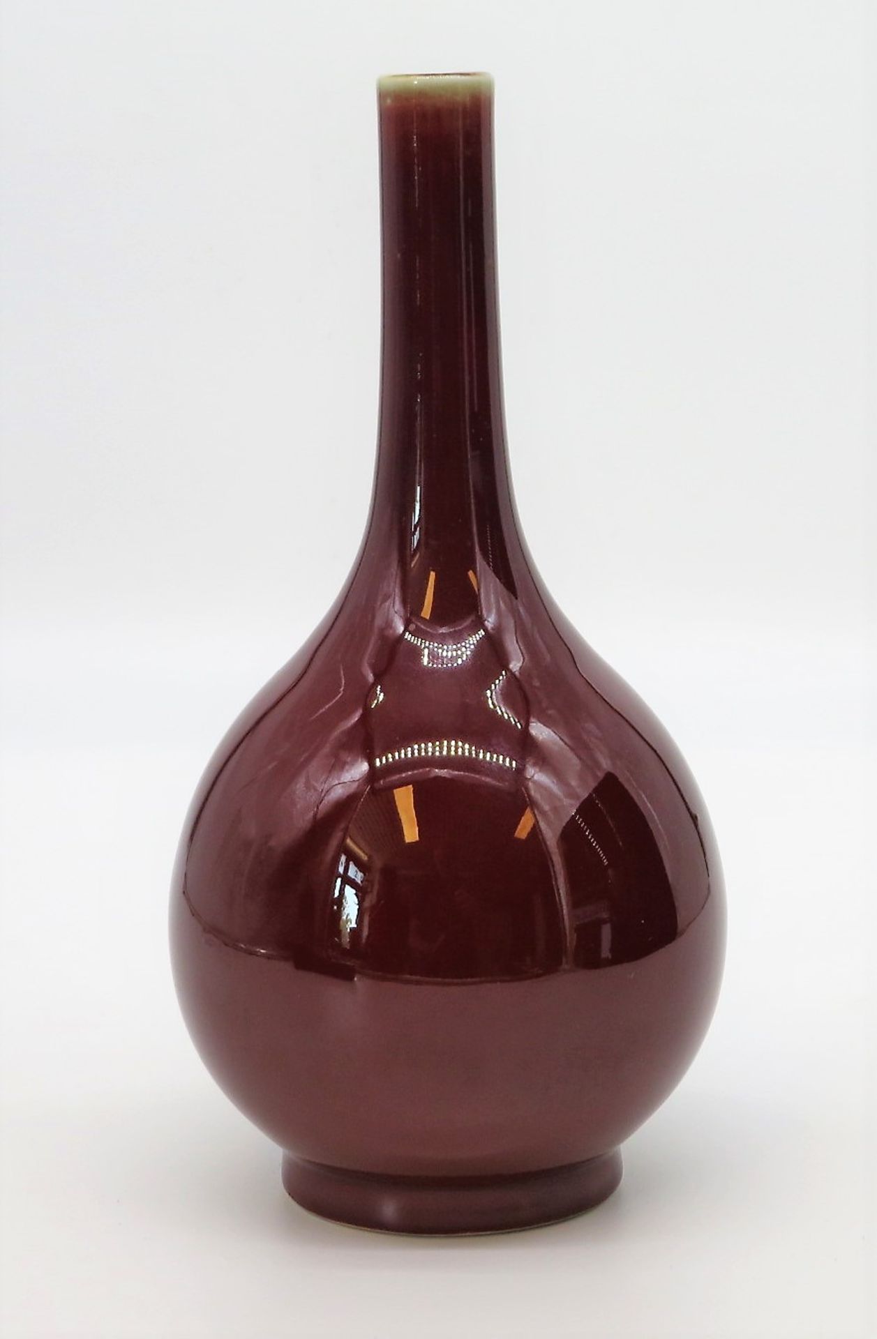 Vase, Japan, Ochsenblutglasur, 20. Jahrhundert, h 22 cm, d 10,5 cm.