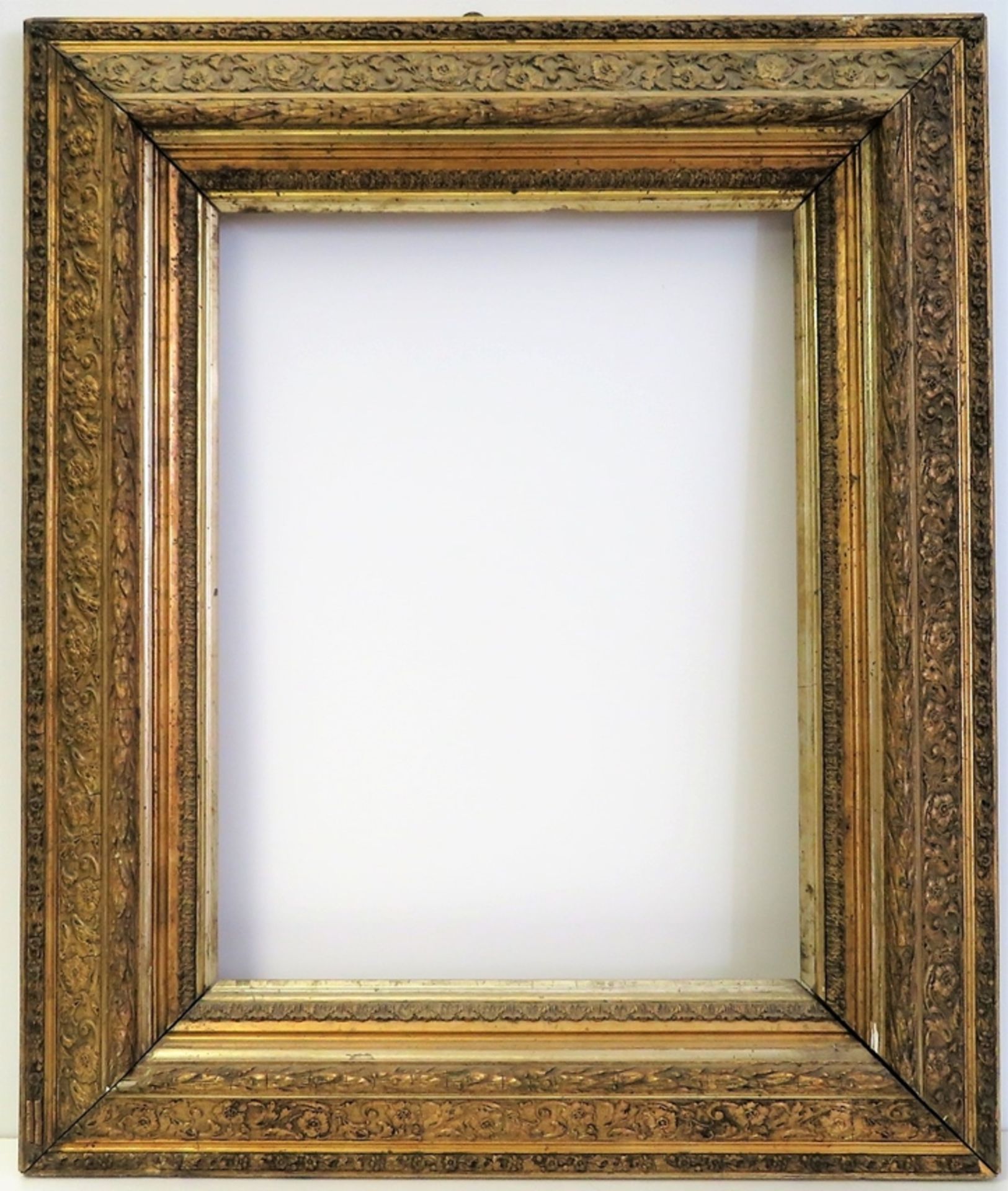 Vergoldeter Stuckrahmen, 19. Jahrhundert, min.best., Innenmaß 57,9 x 43,9 cm, Außenmaß 84 x 70 cm.