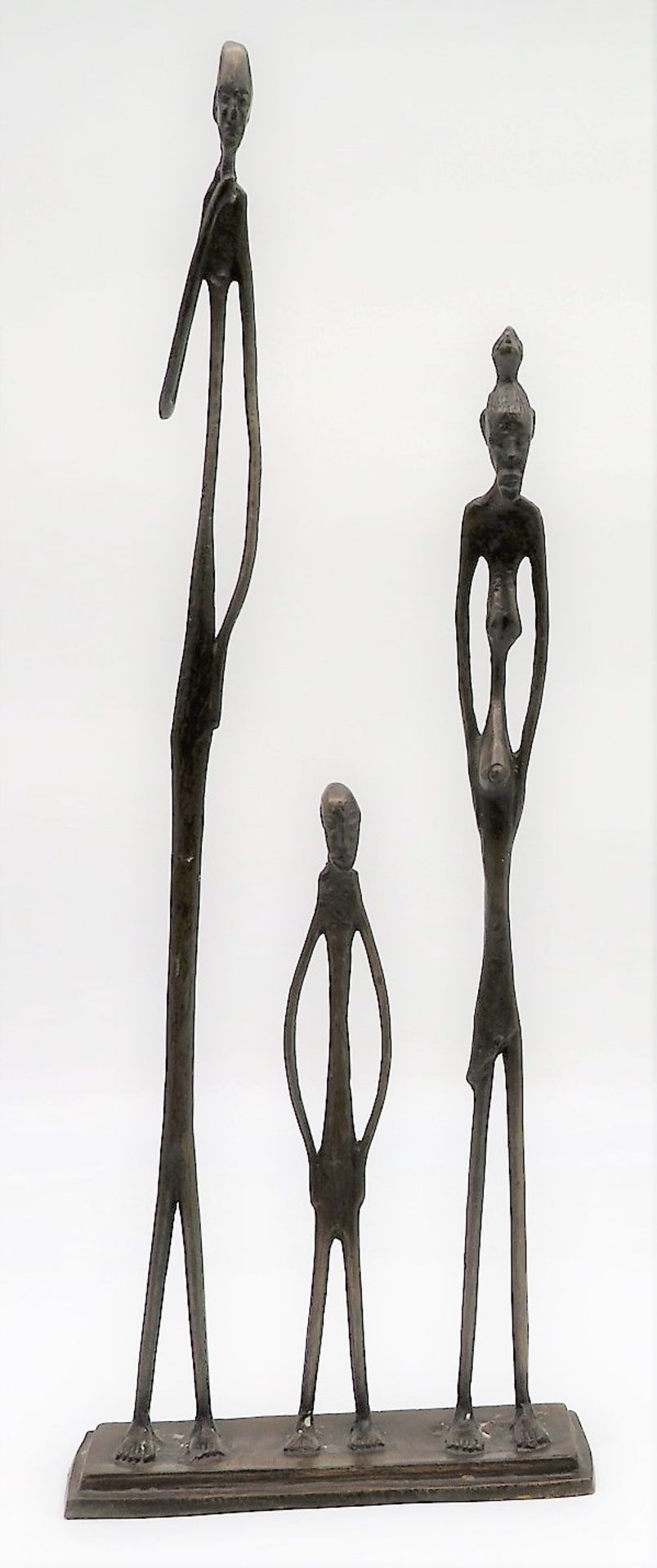 Unbekannter Bildhauer, "Drei stehende Figuren", Bronze, 49 x 18 x 6 cm.