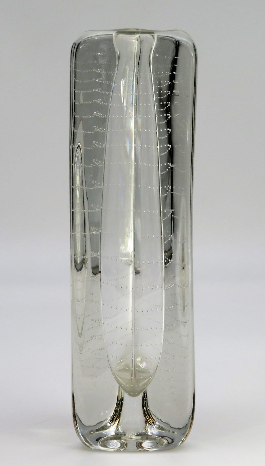 Designer Vase, 1960/70er Jahre, dreiecksförmiger Korpus, farbloses, dickwandiges Glas mit eingeschm