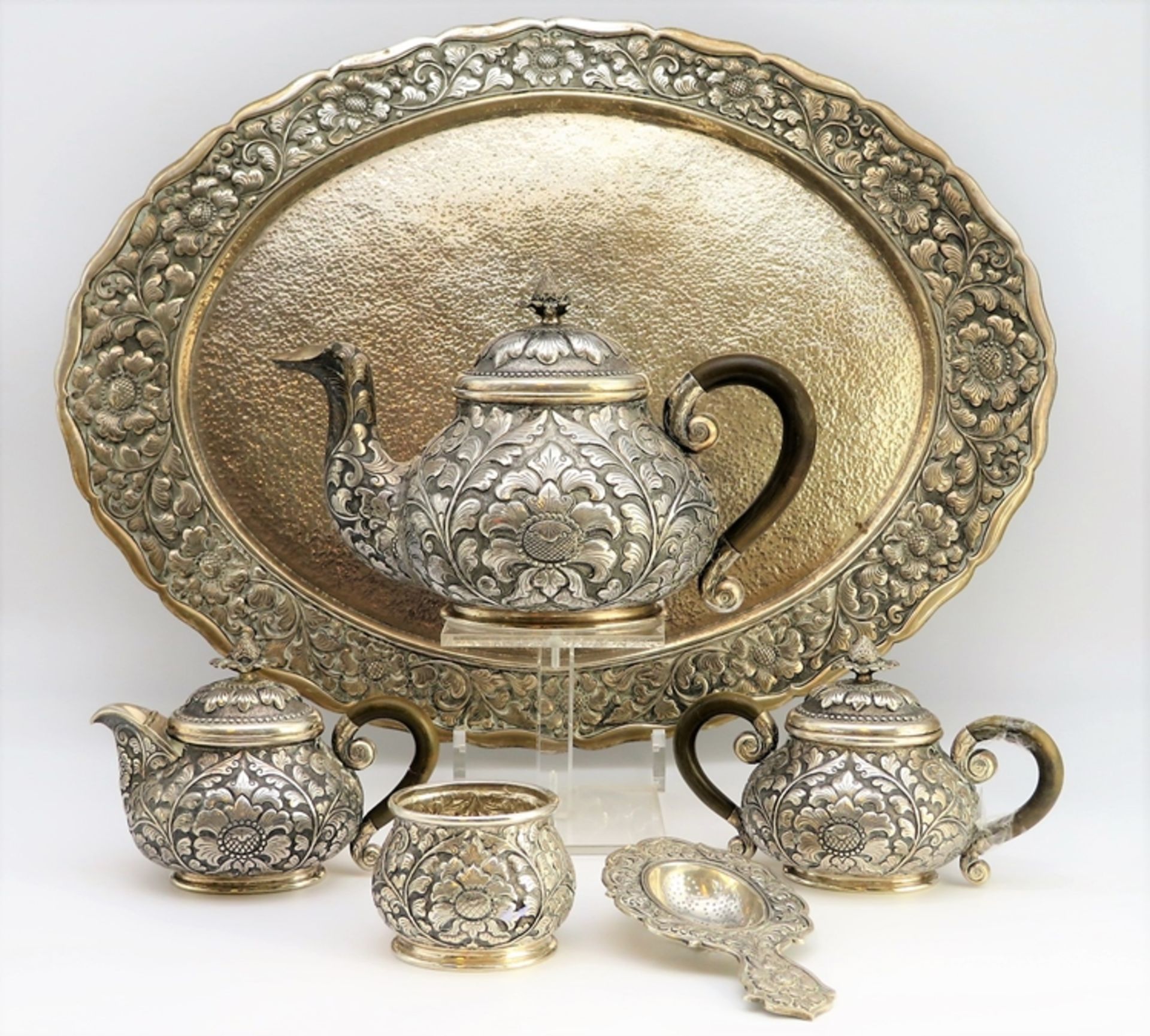 5 teiliges Kaffee- und Teeservice auf Tablett, Indonesien, Djokja, wohl um 1900, 800er Silber, gepu