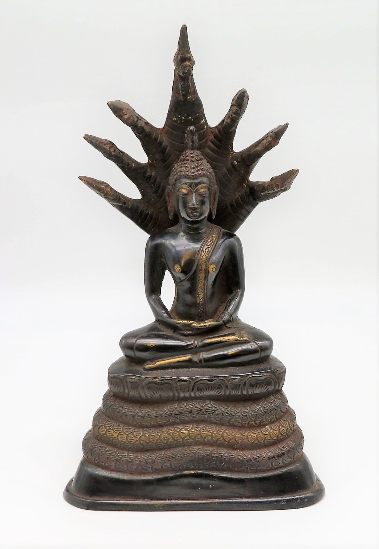 Sitzender Buddha auf Drachenthron, wohl Thailand, Bronze, 33 x 19 x 13 cm.