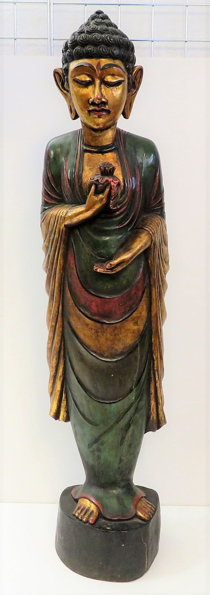 Stehende Buddhafigur, wohl Thailand, Holz geschnitzt, farbig gefasst und vergoldet, h 104 cm, d 26 