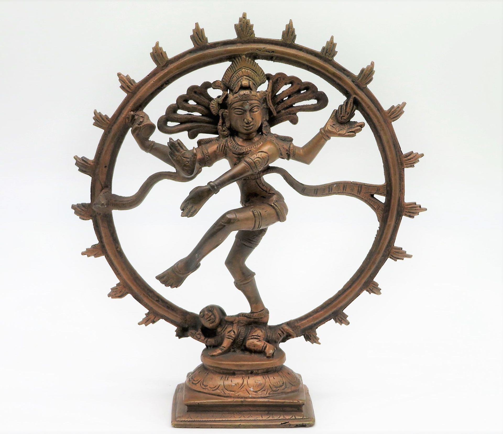 Tanzender Shiva Nataraja im Feuerkreis, wohl Indien/Nepal, Bronze, 23 x 20 x 7 cm.