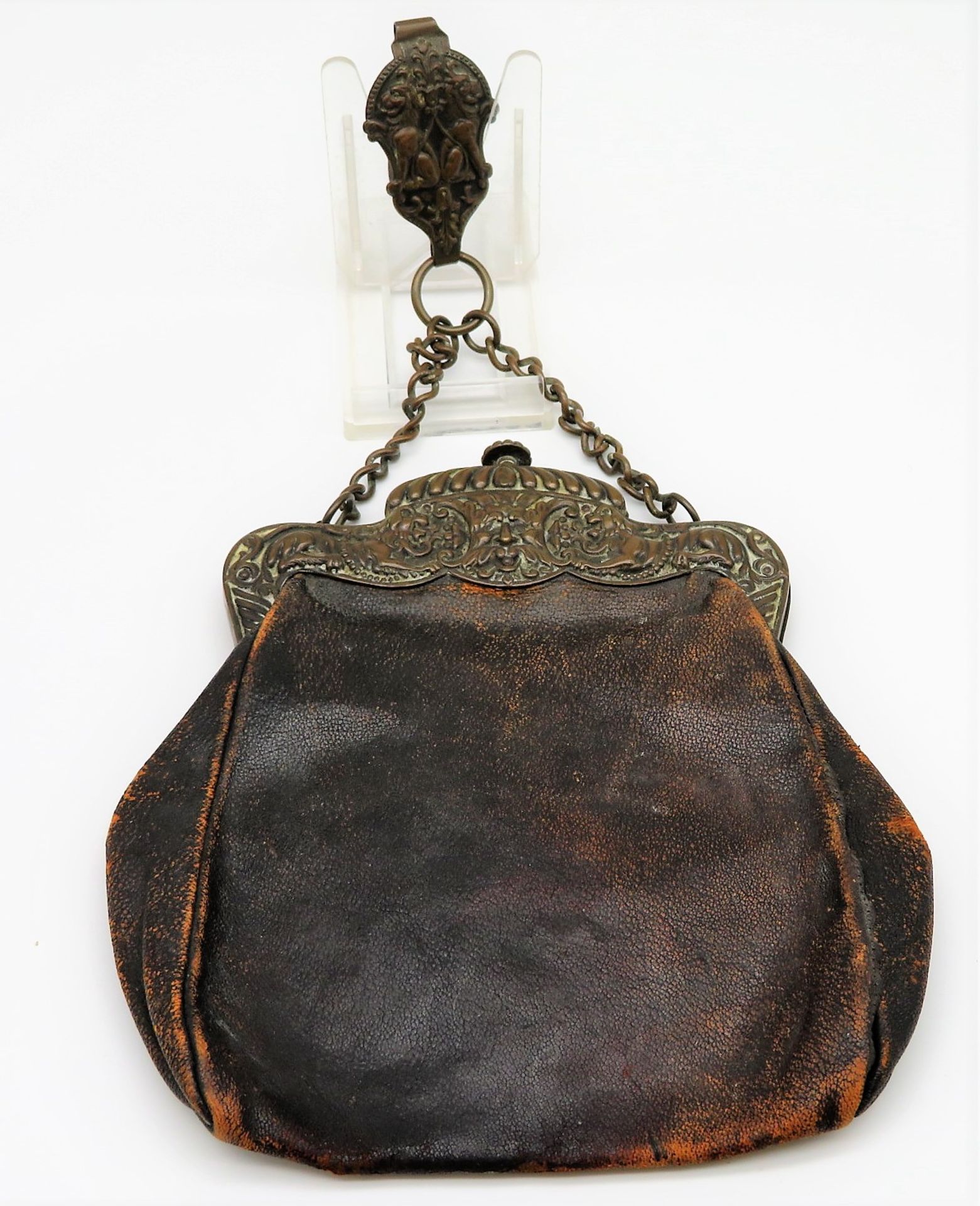 Bügeltasche, 1. Hälfte 19. Jahrhundert, Messing und Leder, 34 x 19 cm.