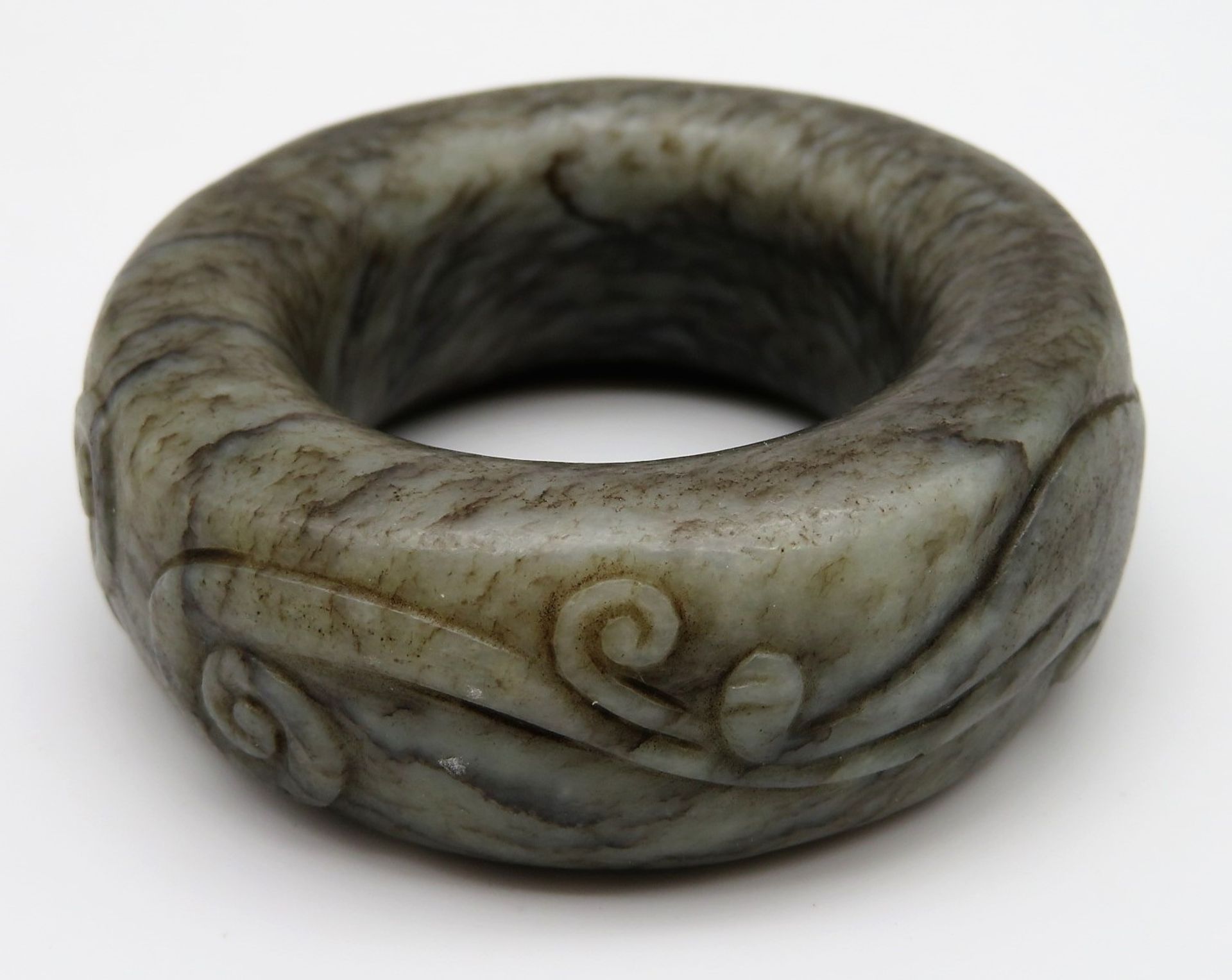 Jade-Objekt in Form eines Rings, gräulich-schwarze Jade mit umlaufendem Relief eines Drachens, h 2, - Bild 2 aus 2