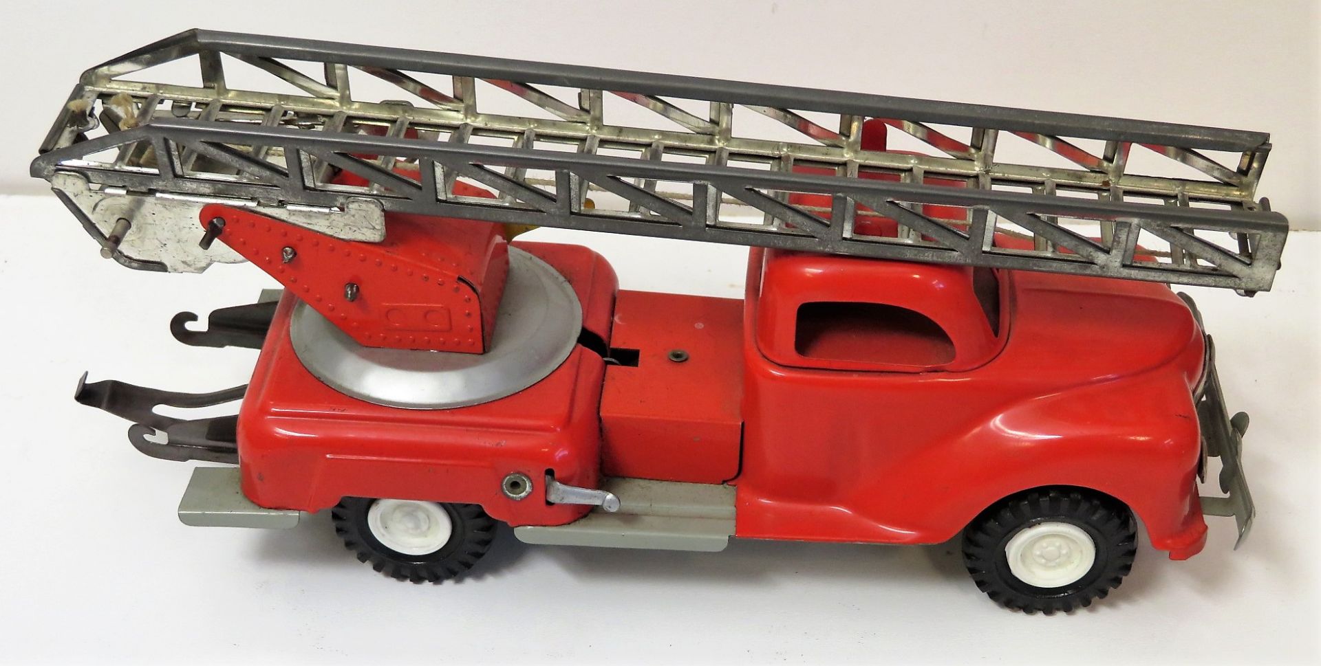 Feuerwehrauto mit Drehleiter, Gama Faun, Blech, Uhrwerkantrieb, 11 x 23 x 7,5 cm.