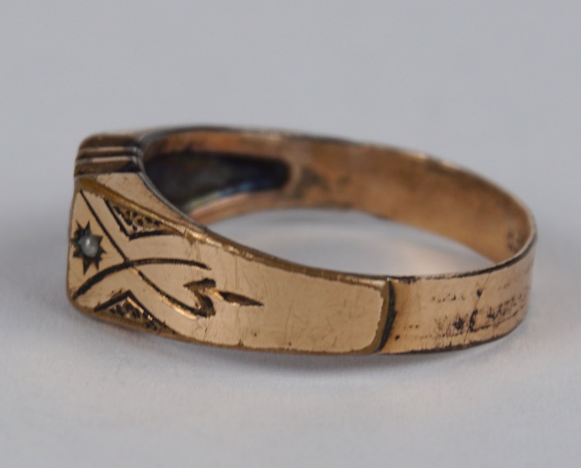 Jugenstil-Ring mit rubinrotem Stein und 2 Saatperlen, Gold Charnier (vergoldet), um 1900 - Bild 2 aus 2