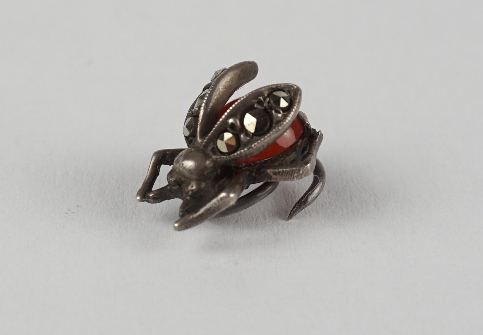 Insekten-Schmuck mit Markasiten und Karneol, 835er Silber, um 1920, Gew.1,14g - Image 2 of 3