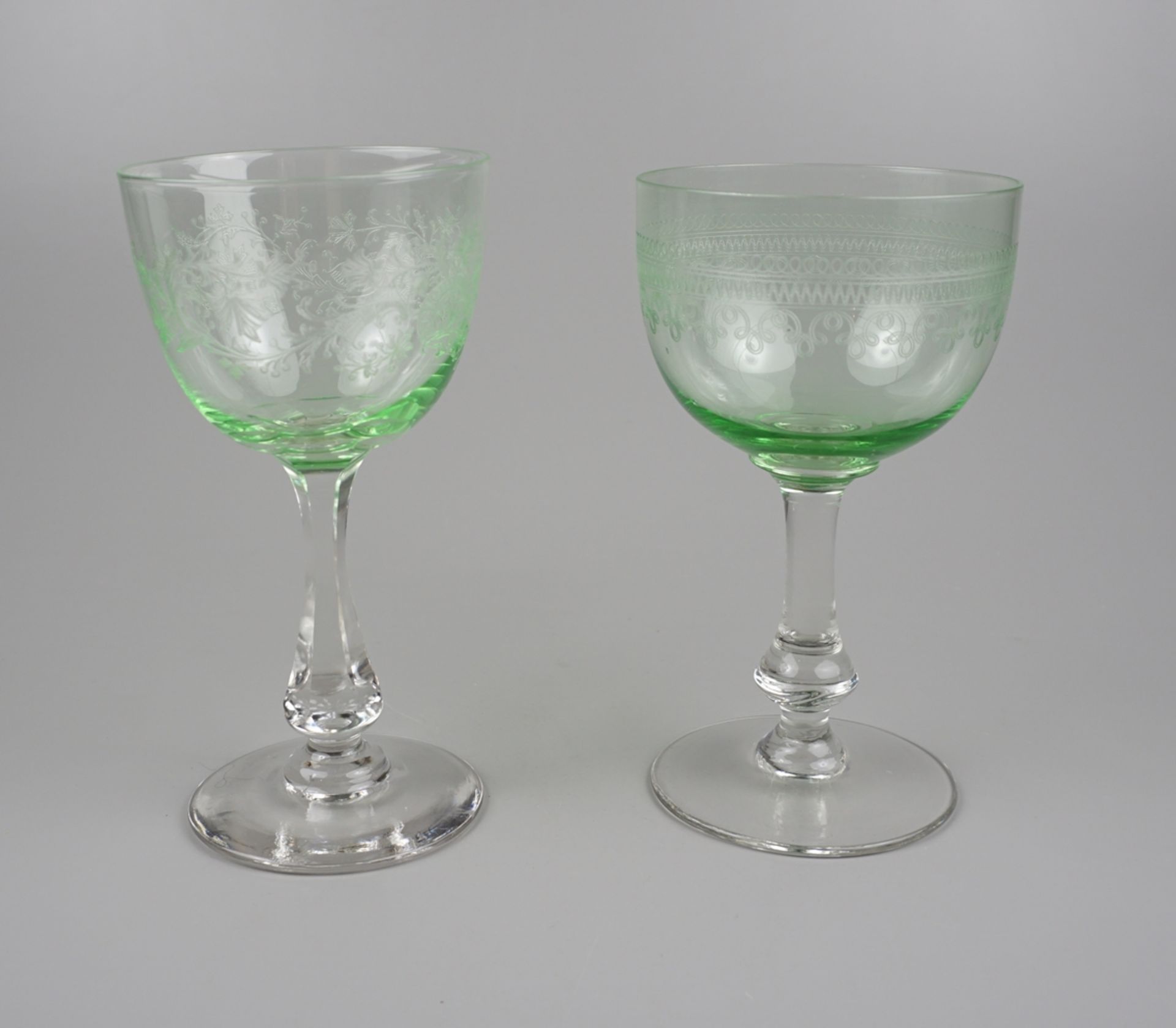 2 unterschiedliche Weingläser mit gravierter Uranglaskuppa, um 1890