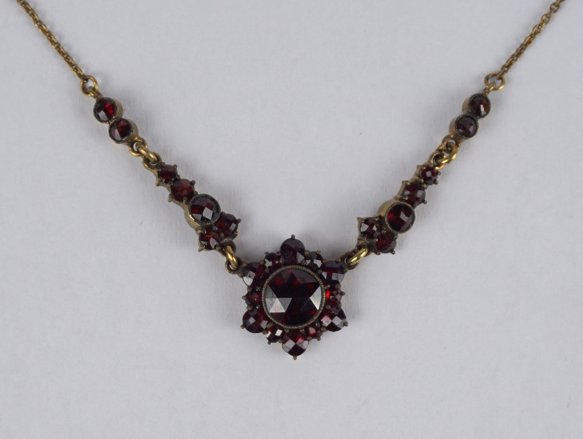 Granatcollier mit blumenförmigem Zentralanhänger, Böhmen, um 1920