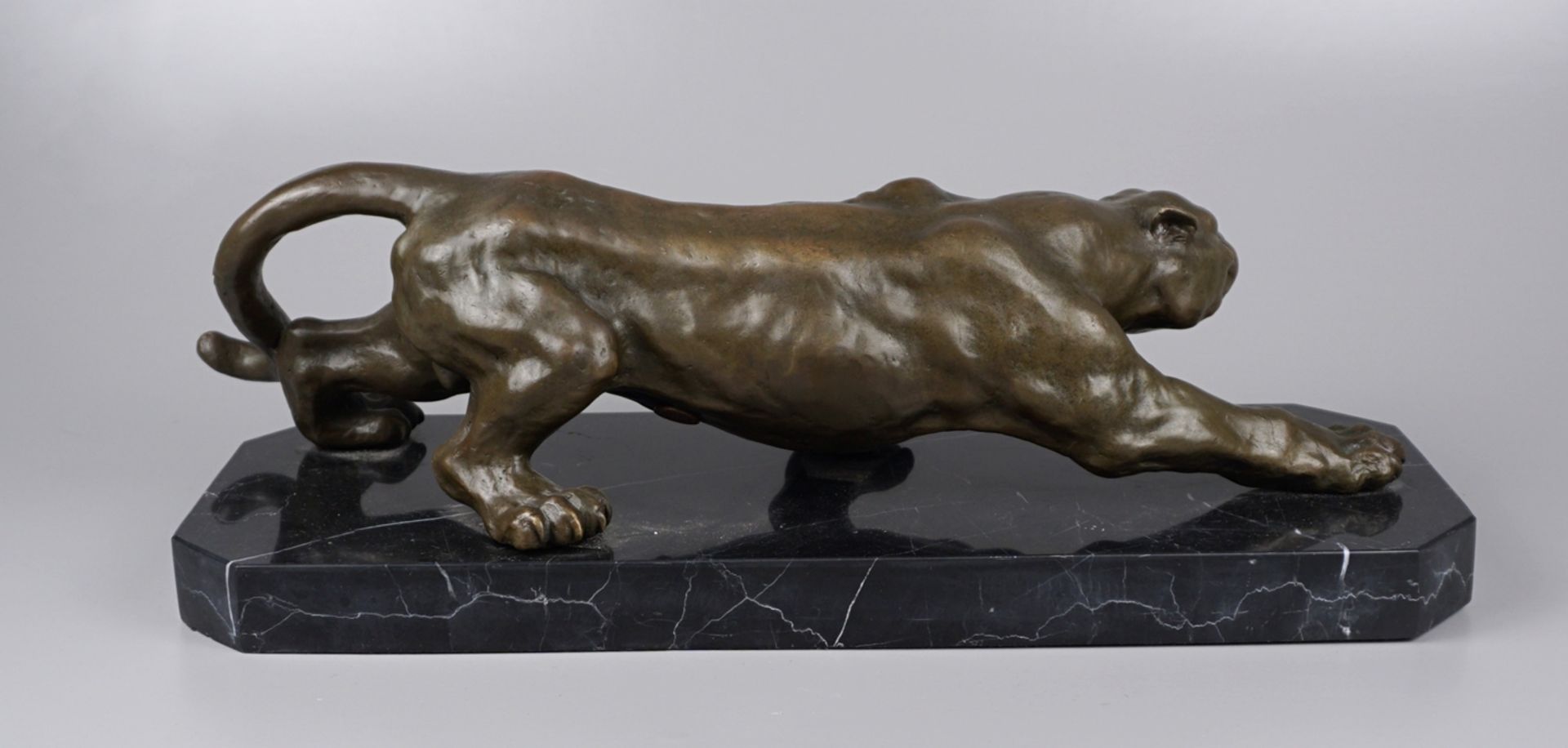 Schleichende Löwin, Bronze, 2. Hälfte 20.Jh. - Image 2 of 2